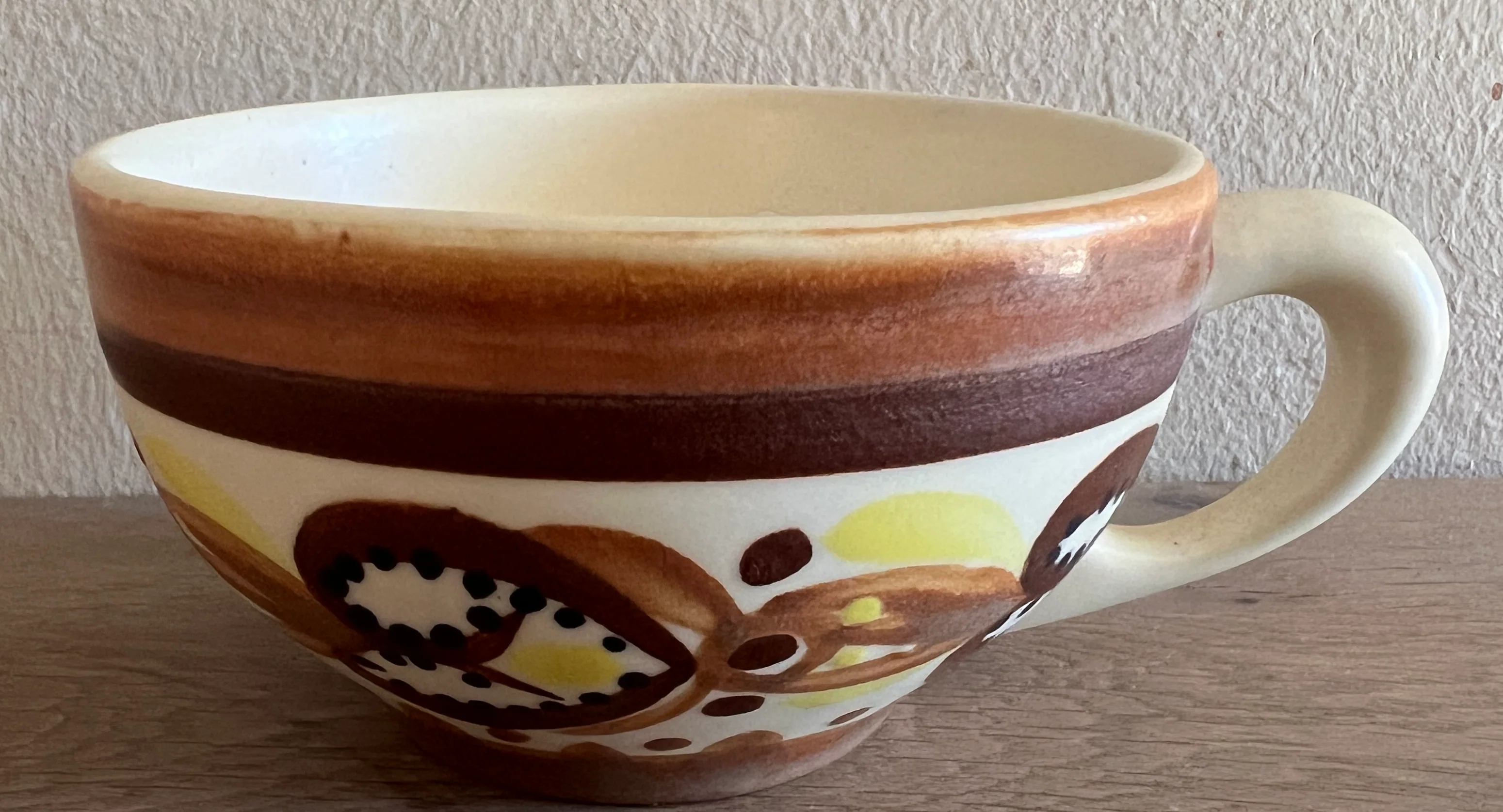 Koffiekop / Theekop – Quimper – decor D307 met een landelijk decor in bruintinten