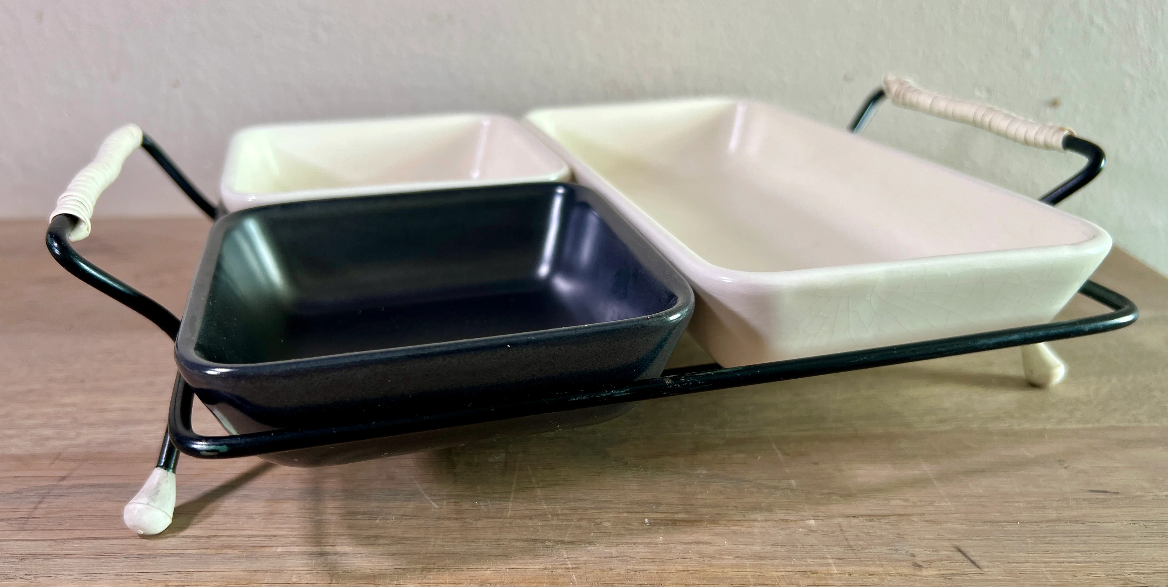 Snackset / Serveerschaaltjes – West Duitsland – 4-delige set bestaande uit 3 keramieken bakjes en onderstel van metaal met kunststof afwerking
