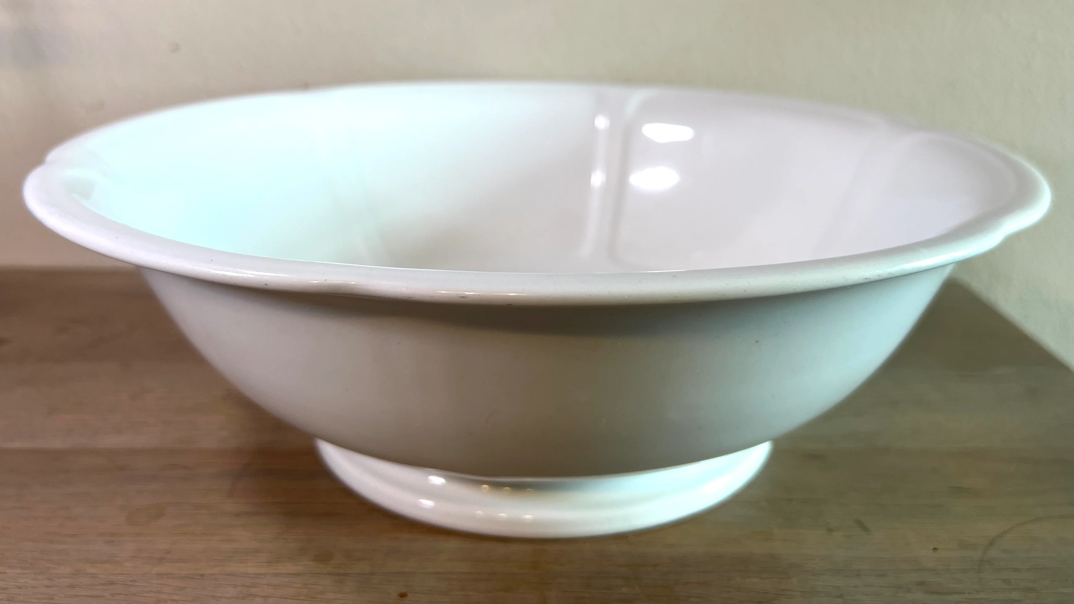 Saladekom / Aardappelschaal – groter model – Petrus Regout – uitgevoerd in geheel wit/crème aardewerk met embossed accenten aan de binnenzijde