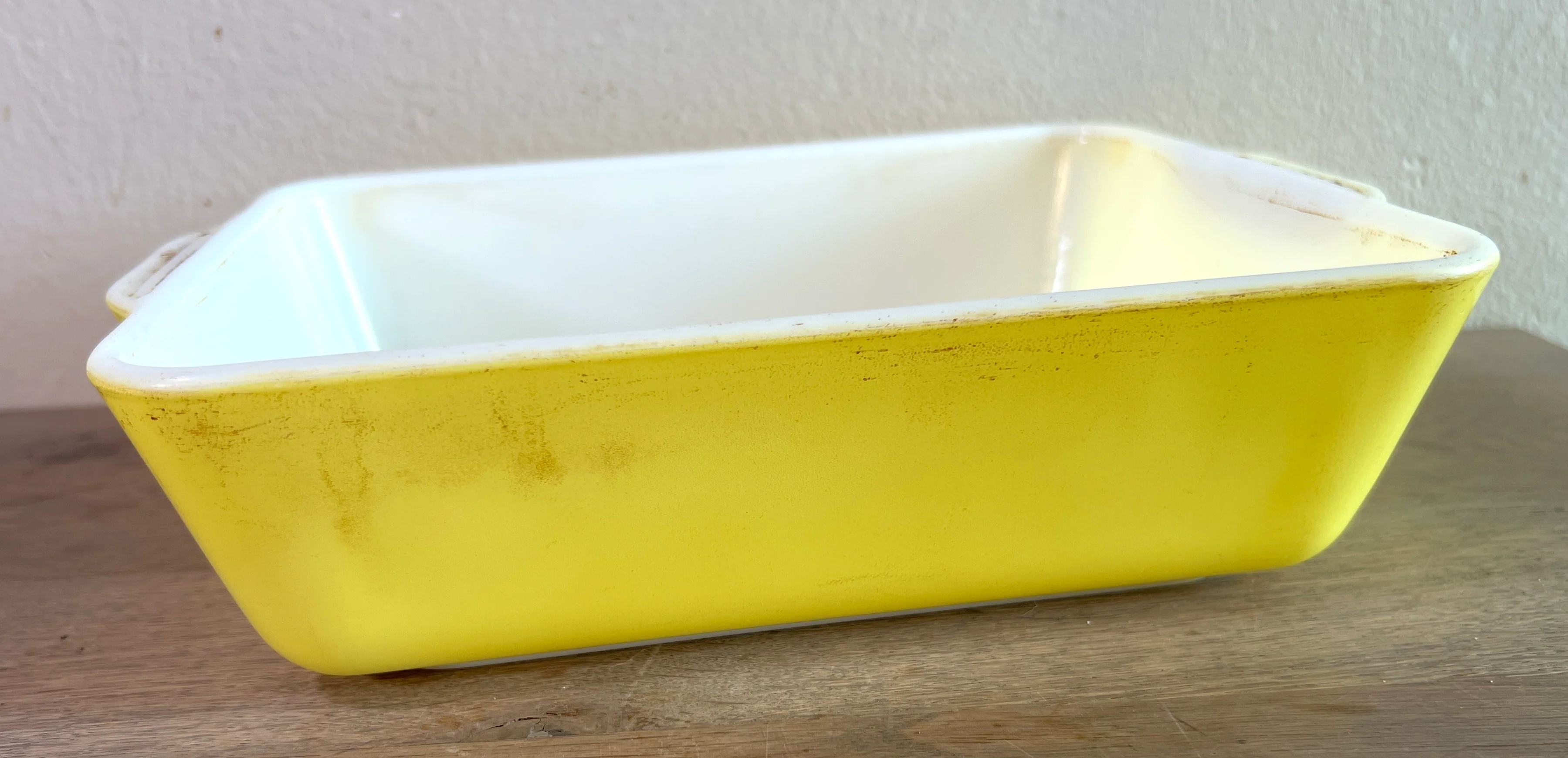 Ovenschaal – Pyrex Ovenware – made in U.S.A – uitgevoerd in geel met creme melkglas