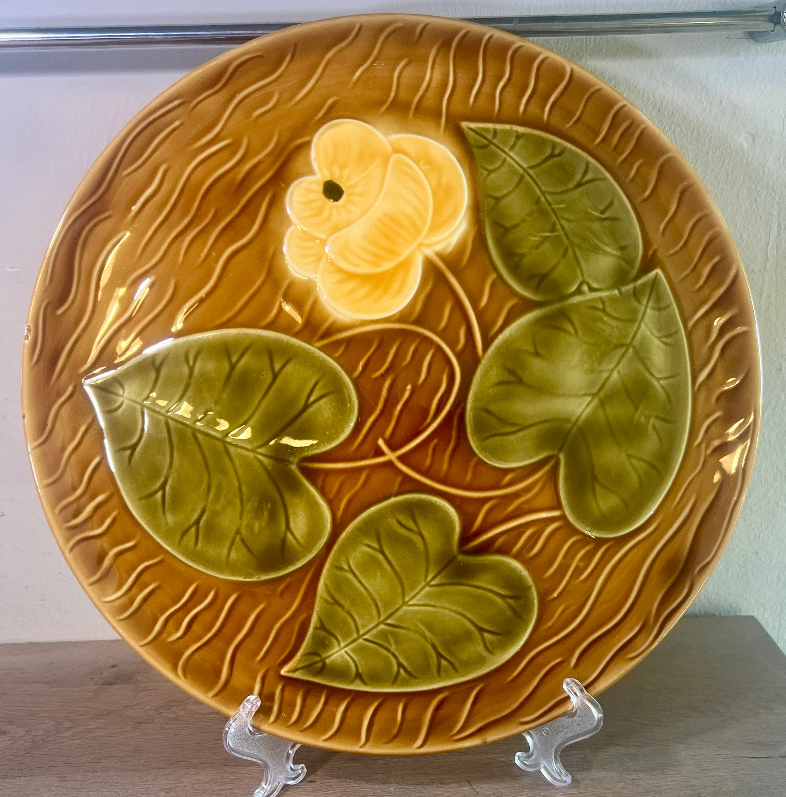 Bord / Schaal – groot, rond, model – Sarreguemines – uitgevoerd in bruin met een geel/groene bloemdecoratie
