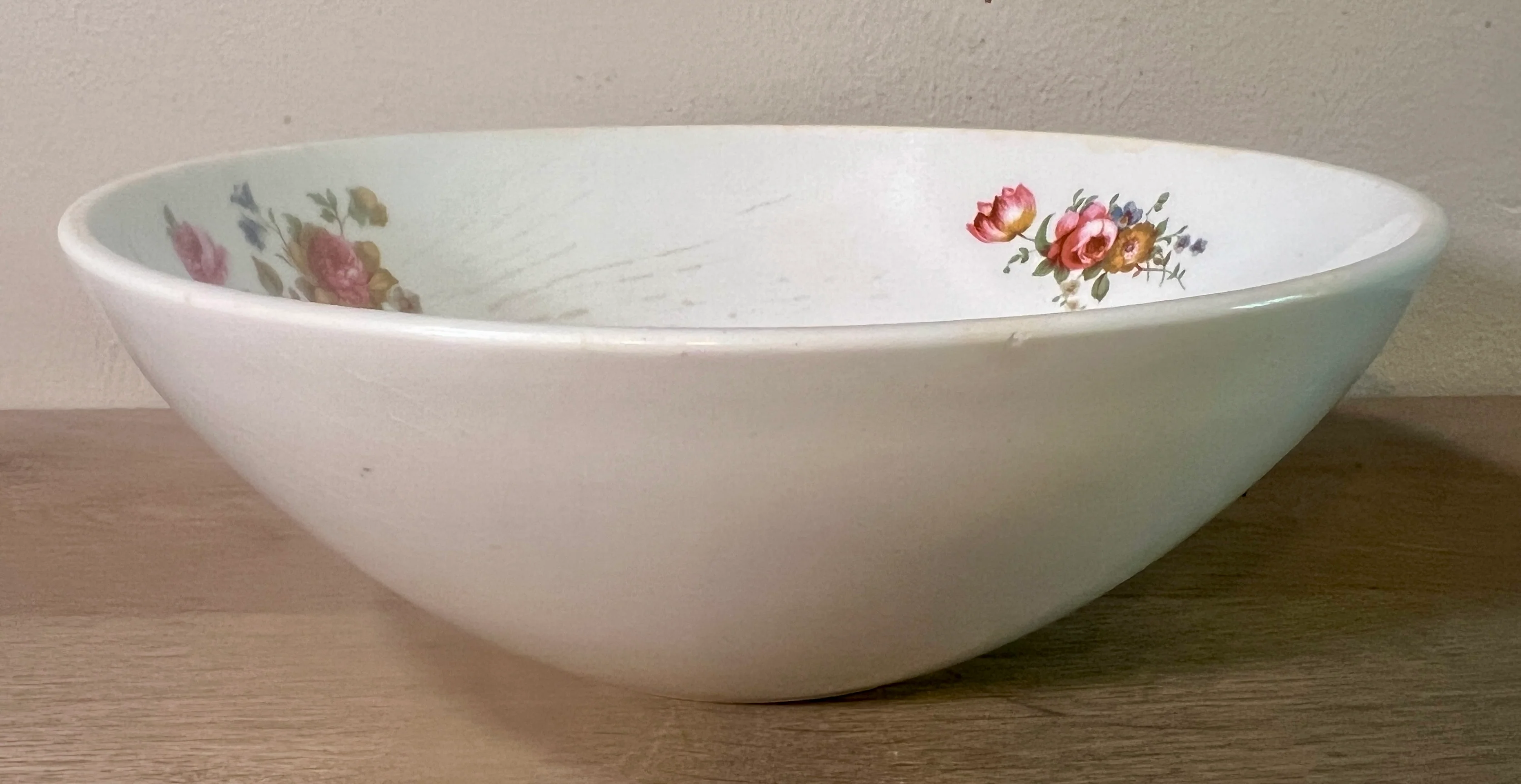 Kom / Saladekom – Boch Keralux – decor met pioenrozen
