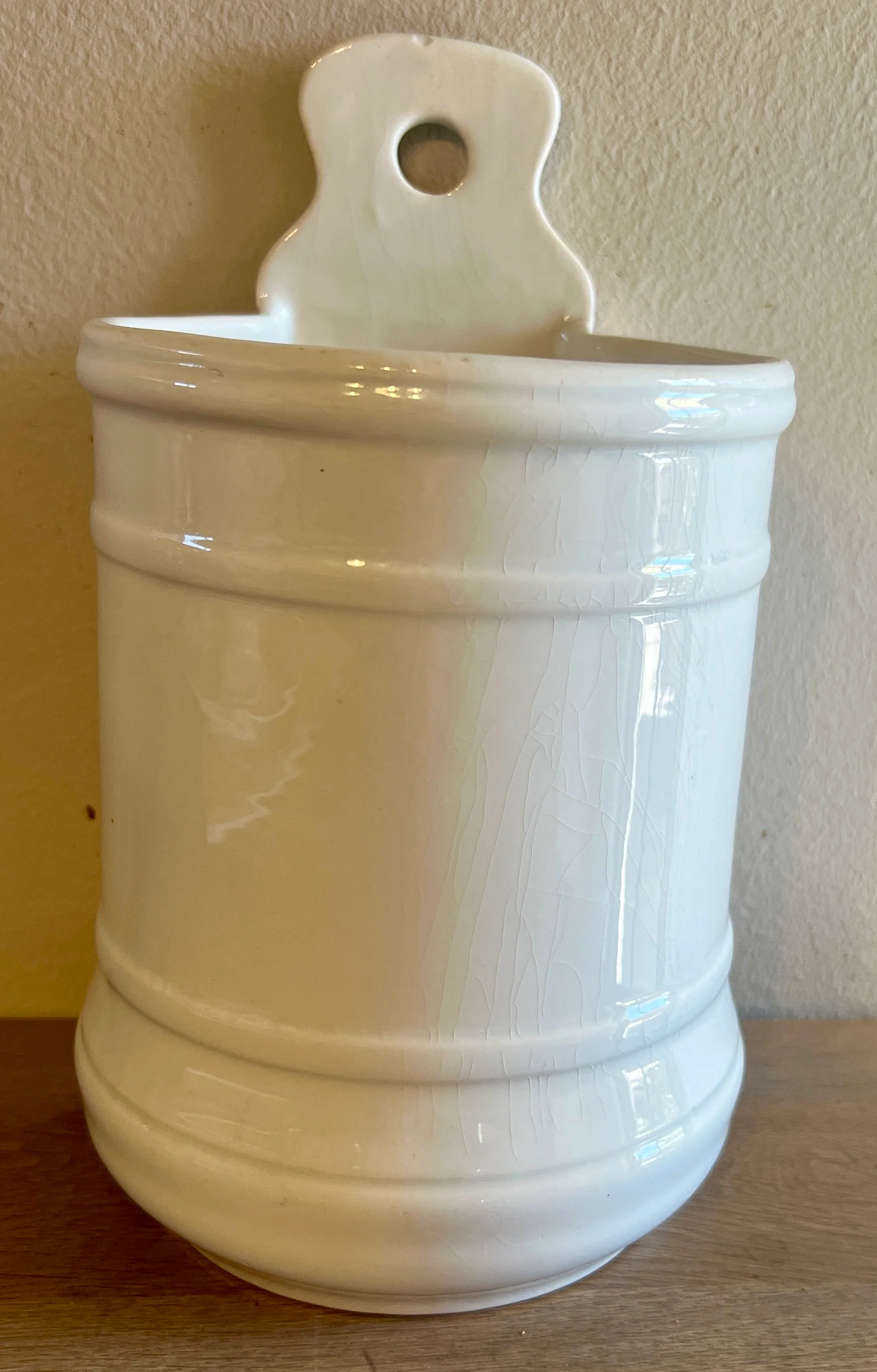 Borstelhouder / Borstelpot / Lepelpot / Lepelhouder – Boch – uitgevoerd in wit – met ophangoog