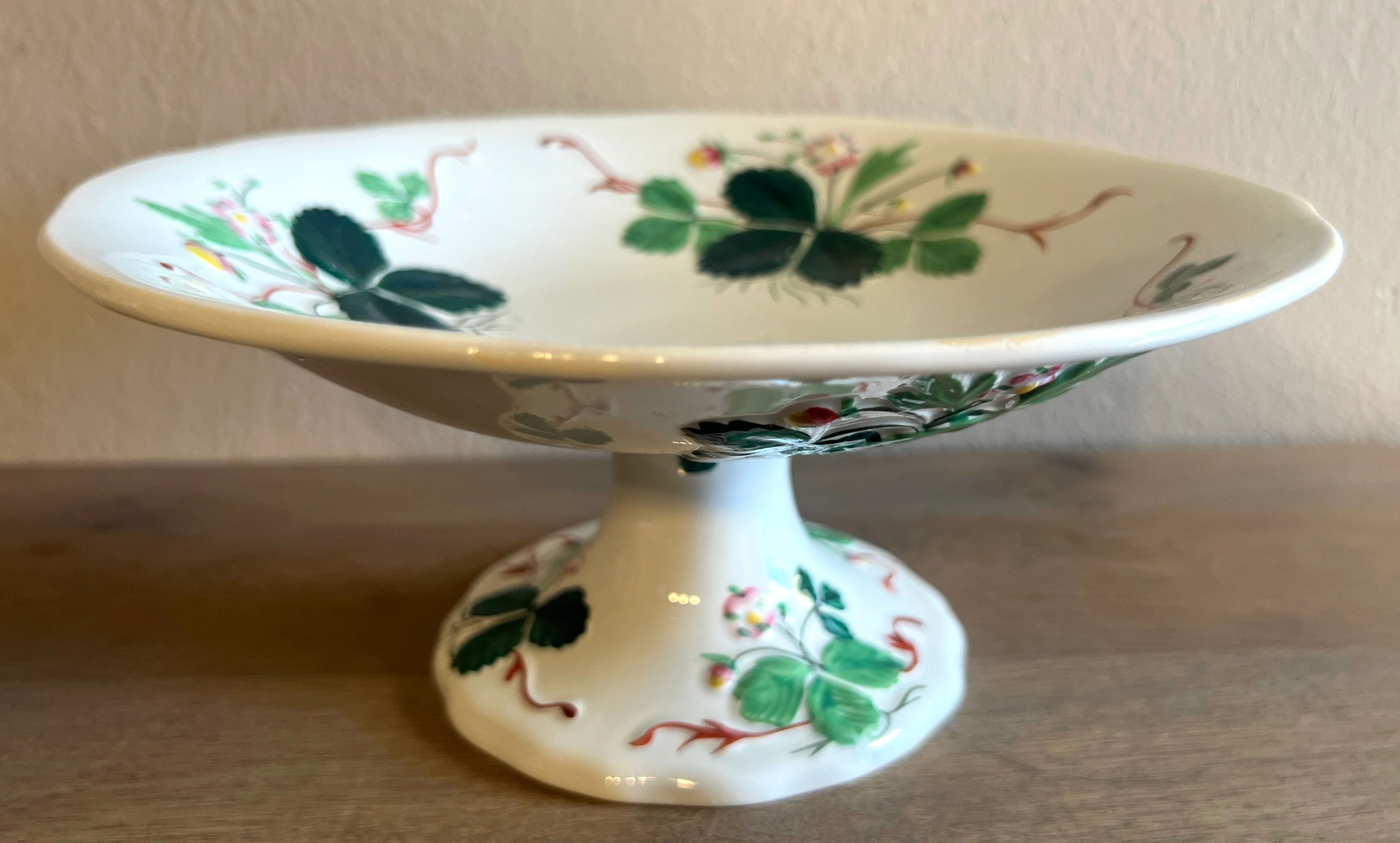 Tazza / Presenteerschaal – middelhoog model – Creil et Monteraux – decor met wat lijkt op aardbeiplantjes