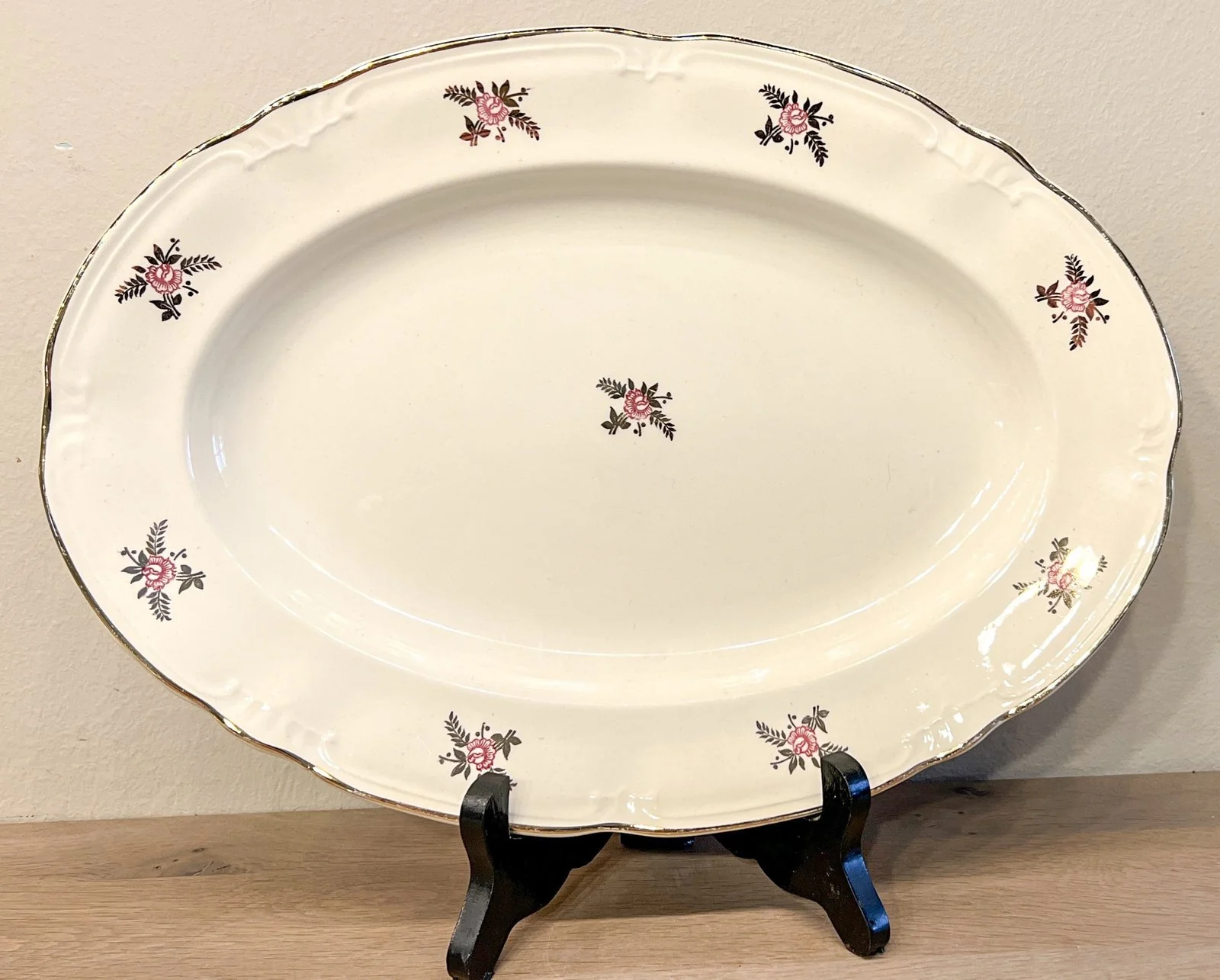 Bord / Schaal – ovaal model – Boch – décor SUZON met kleine roze roosjes en goudkleurige versieringen Bord / Schaal – ovaal model – Boch – décor SUZON met kleine roze roosjes en goudkleurige versieringen