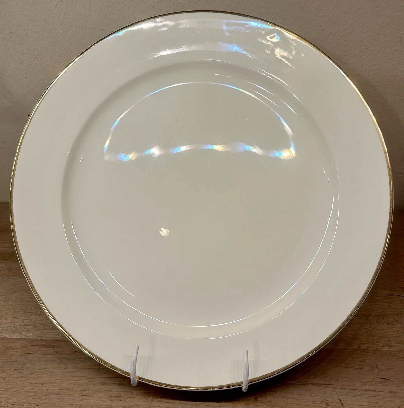 Bord / Schaal – groter plat, rond, model – Mosa (3-bogen is jaren 1960) – uitgevoerd in crème met goudkleurig randje