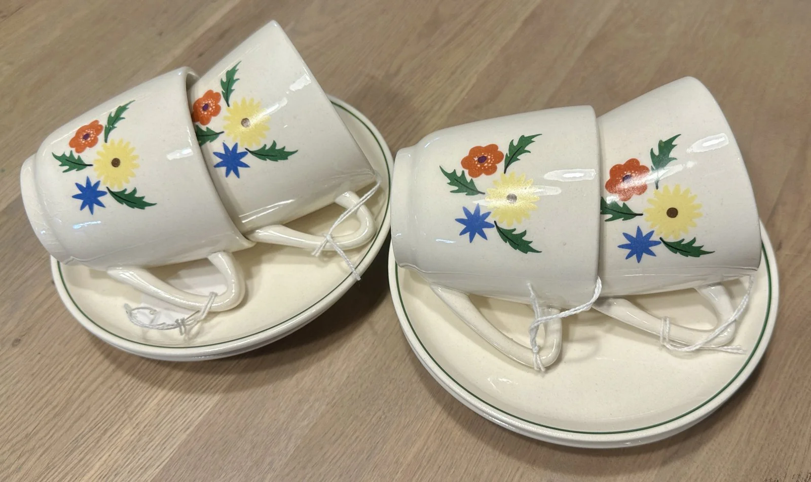 Kop en schotel – Torgau – décor van blauwe/gele/rode bloemen op crème ondergrond