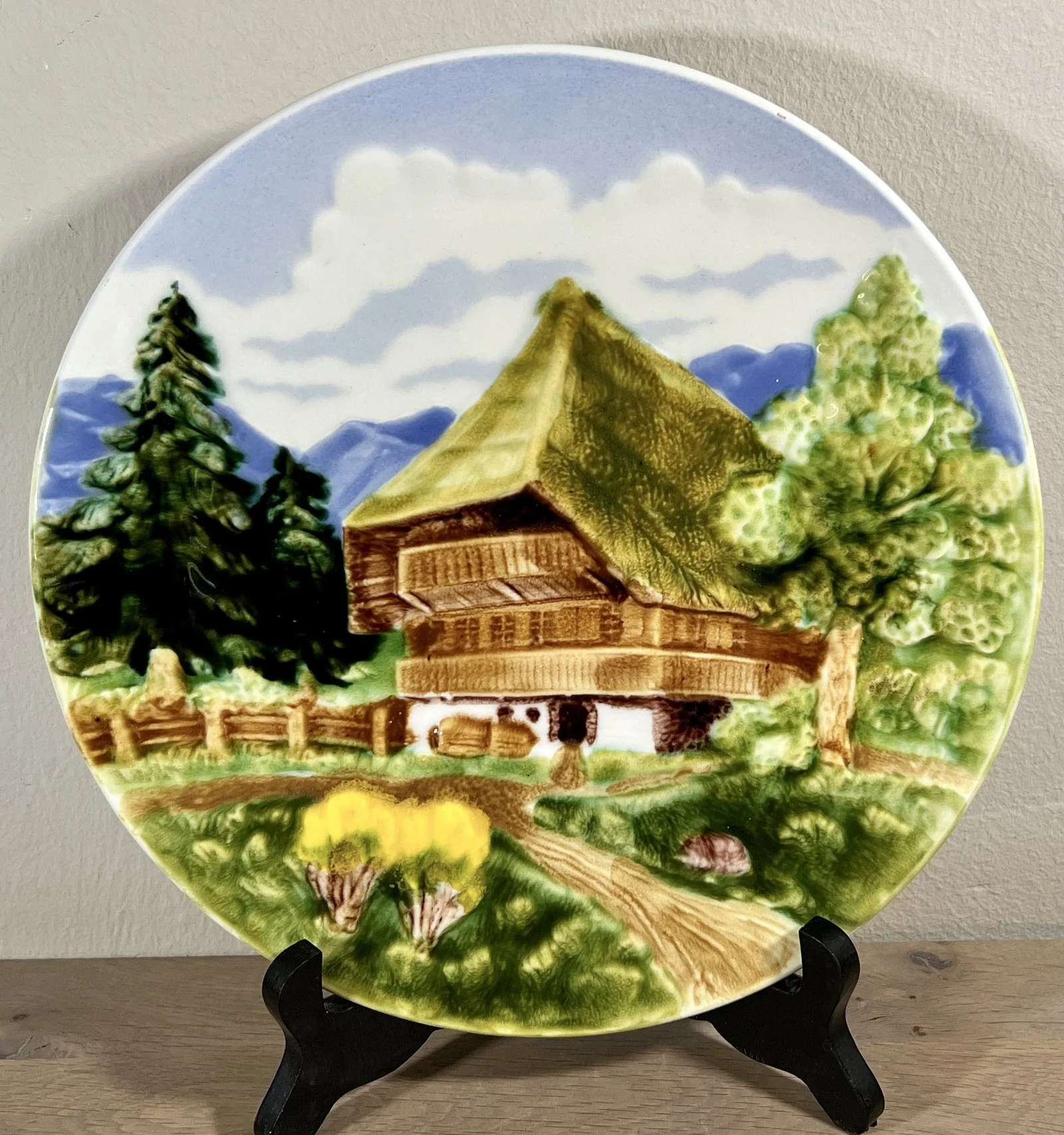 Sierbord – Schramberg Majolika – décor met een Oostenrijks/Beiers huis – nr. 15 – blindmerk 4502