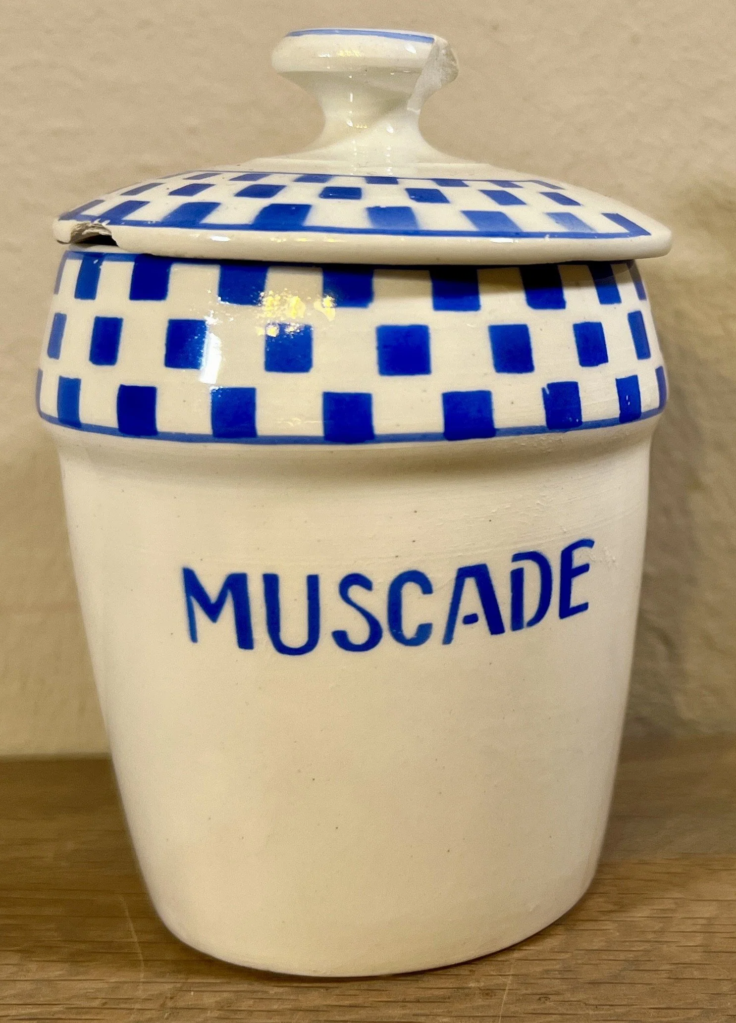 Voorraadpot – klein model – Nimy – uitgevoerd in crème met blauwe belettering MUSCADE en blokjes décor