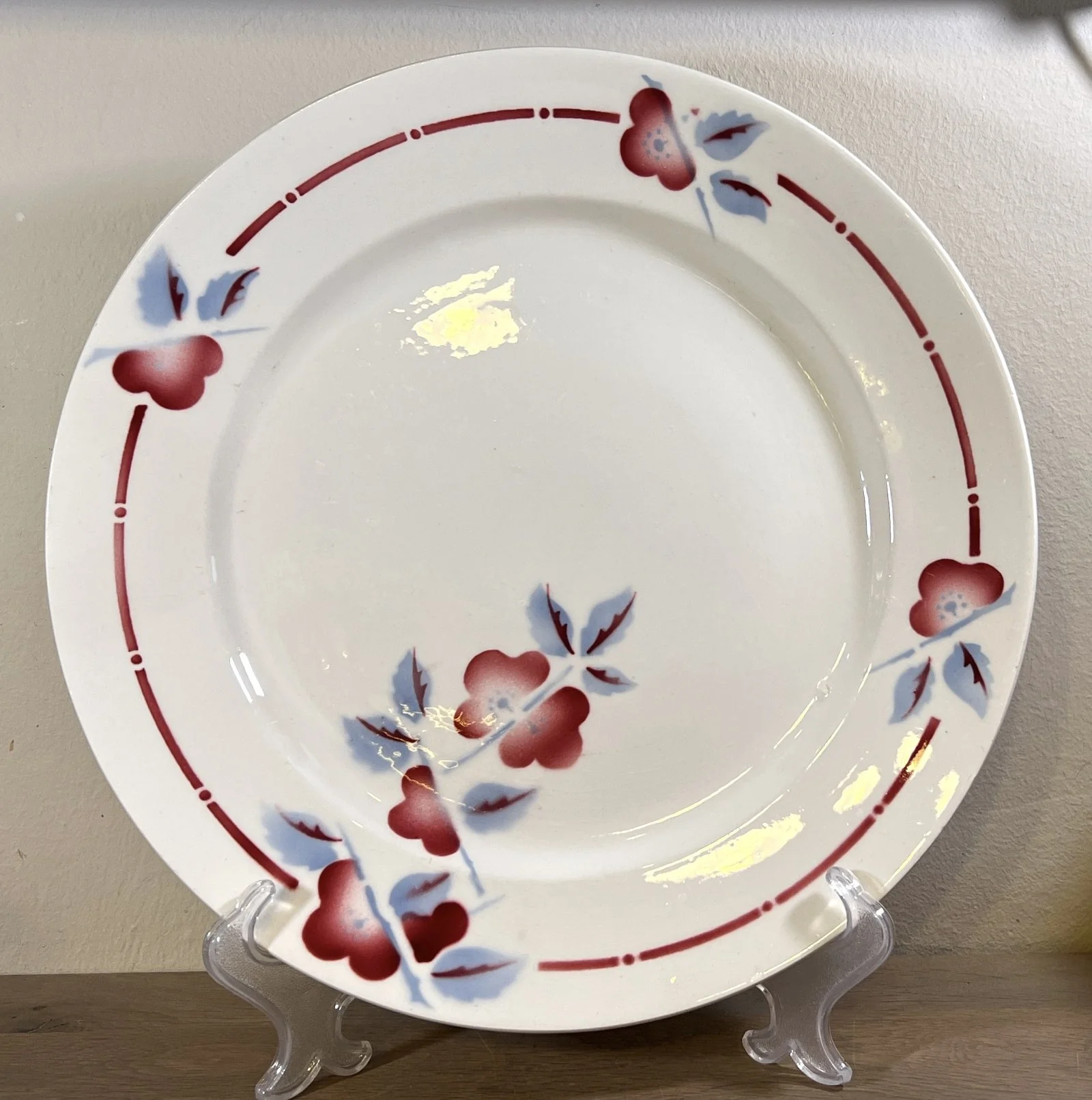 Bord / Schaal – plat, rond, model – St. Amand Ceranord – décor met paars gekleurde bloemen en bladeren