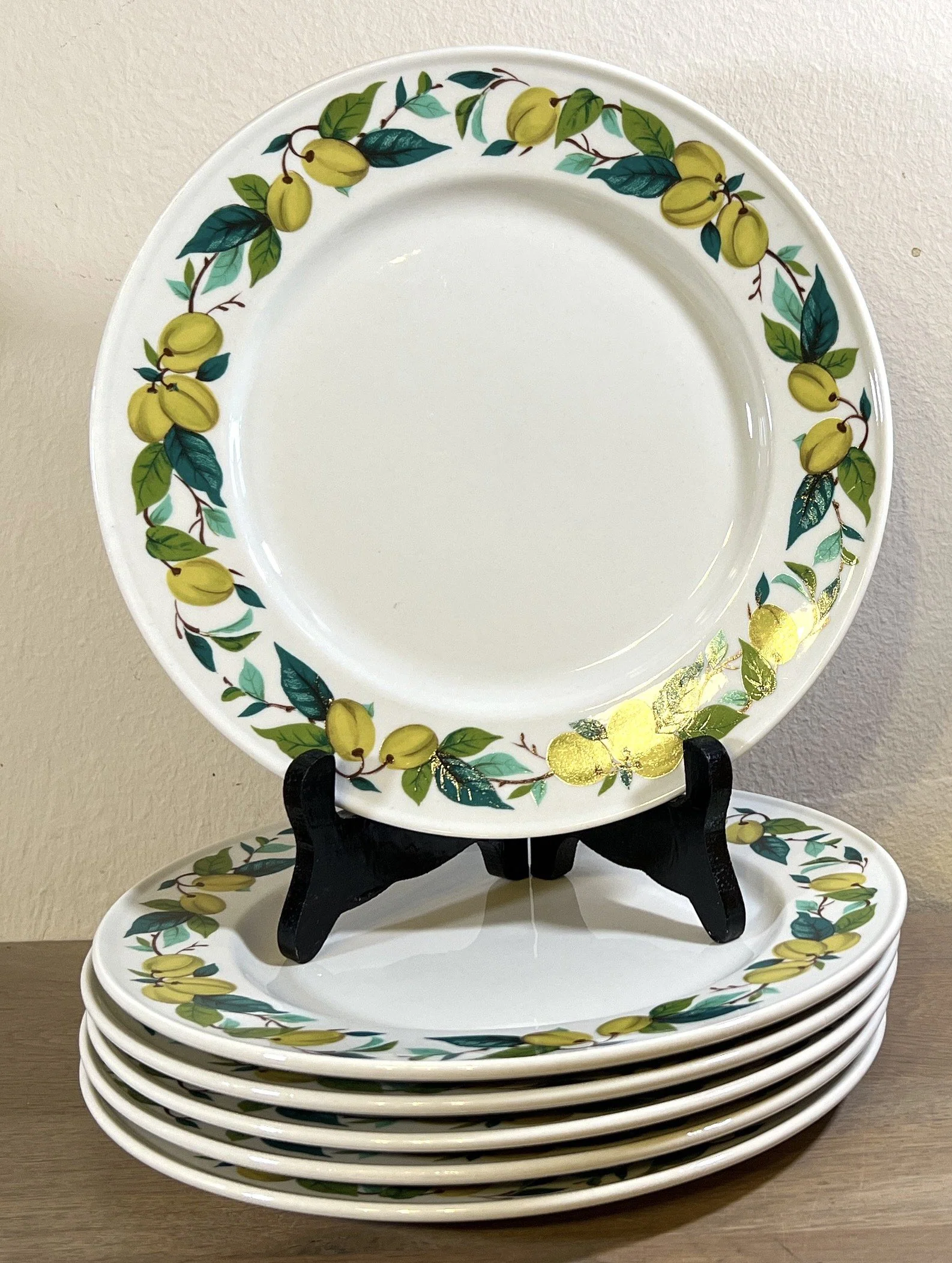 Ontbijtbord / Dessertbord – Villeroy & Boch – décor van gele gekleurde pruimen met groene blaadjes