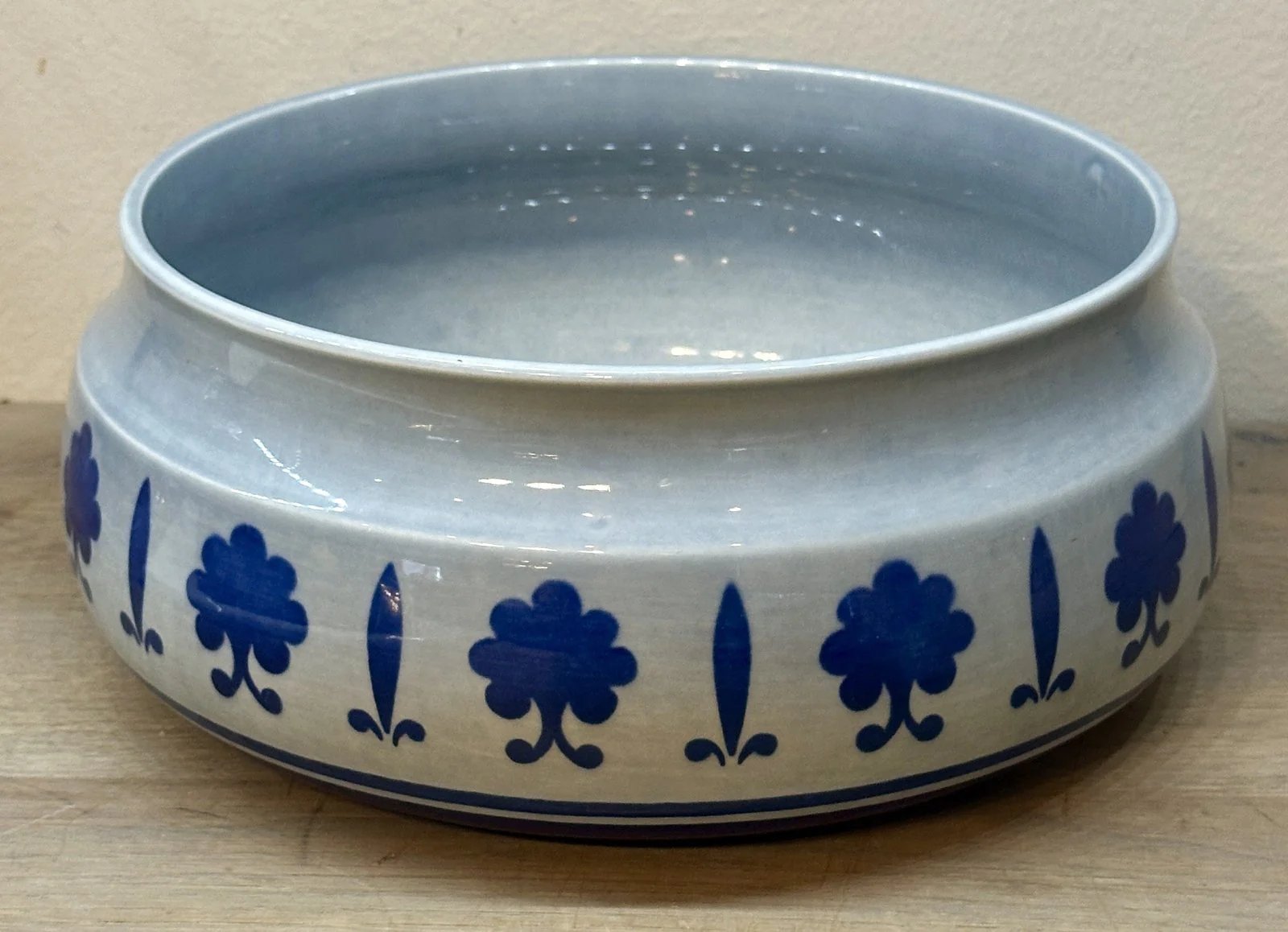 Saladeschaal / Aardappelschaal – Boch – décor BALTIC uitgevoerd in grijs/blauw – vorm MENUET Saladeschaal / Aardappelschaal – Boch – décor BALTIC uitgevoerd in grijs/blauw – vorm MENUET