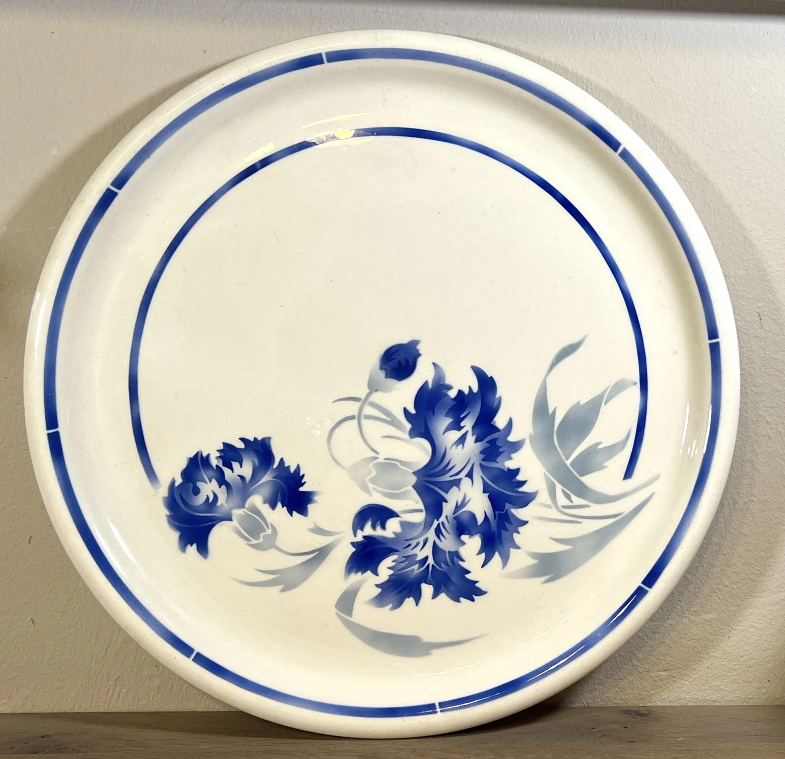 Taartschaal / Taartplateau – plat model – K&G Luneville – décor ANNIE – spuitdecor van van blauwe korenbloemen