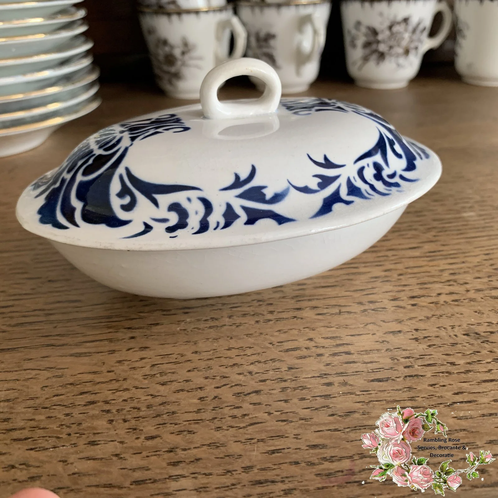 Zeepbakje – Nimy – décor van donkerblauw spuitdecor van gestileerde bloemen