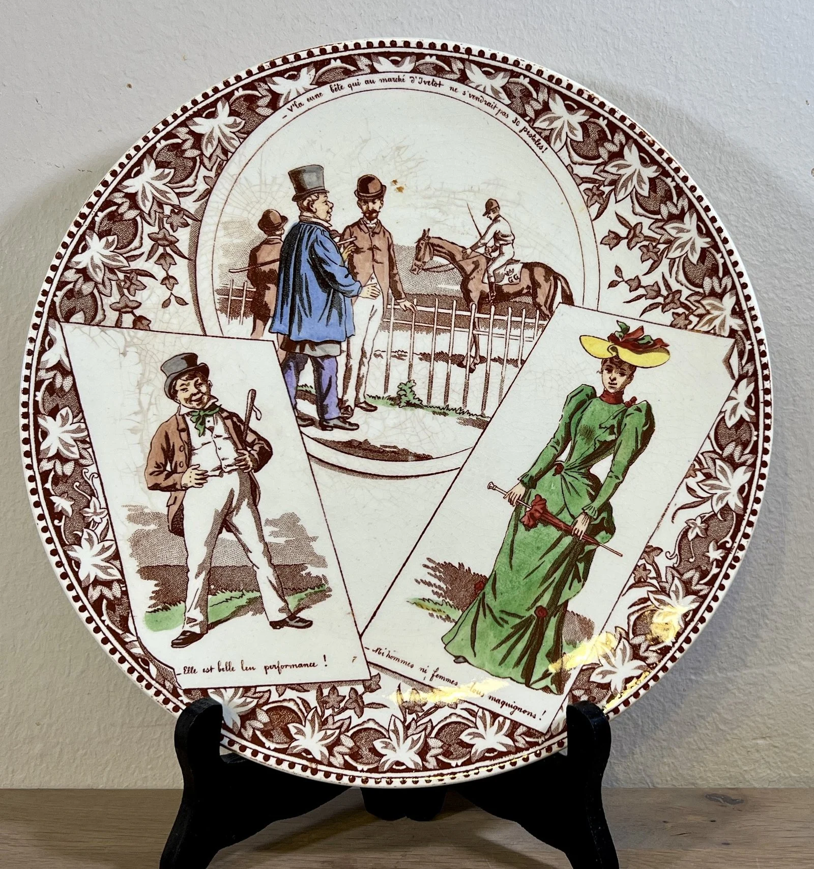 Sierbord / Bord – Sarreguemines – décor met onder andere een ruiter en dame