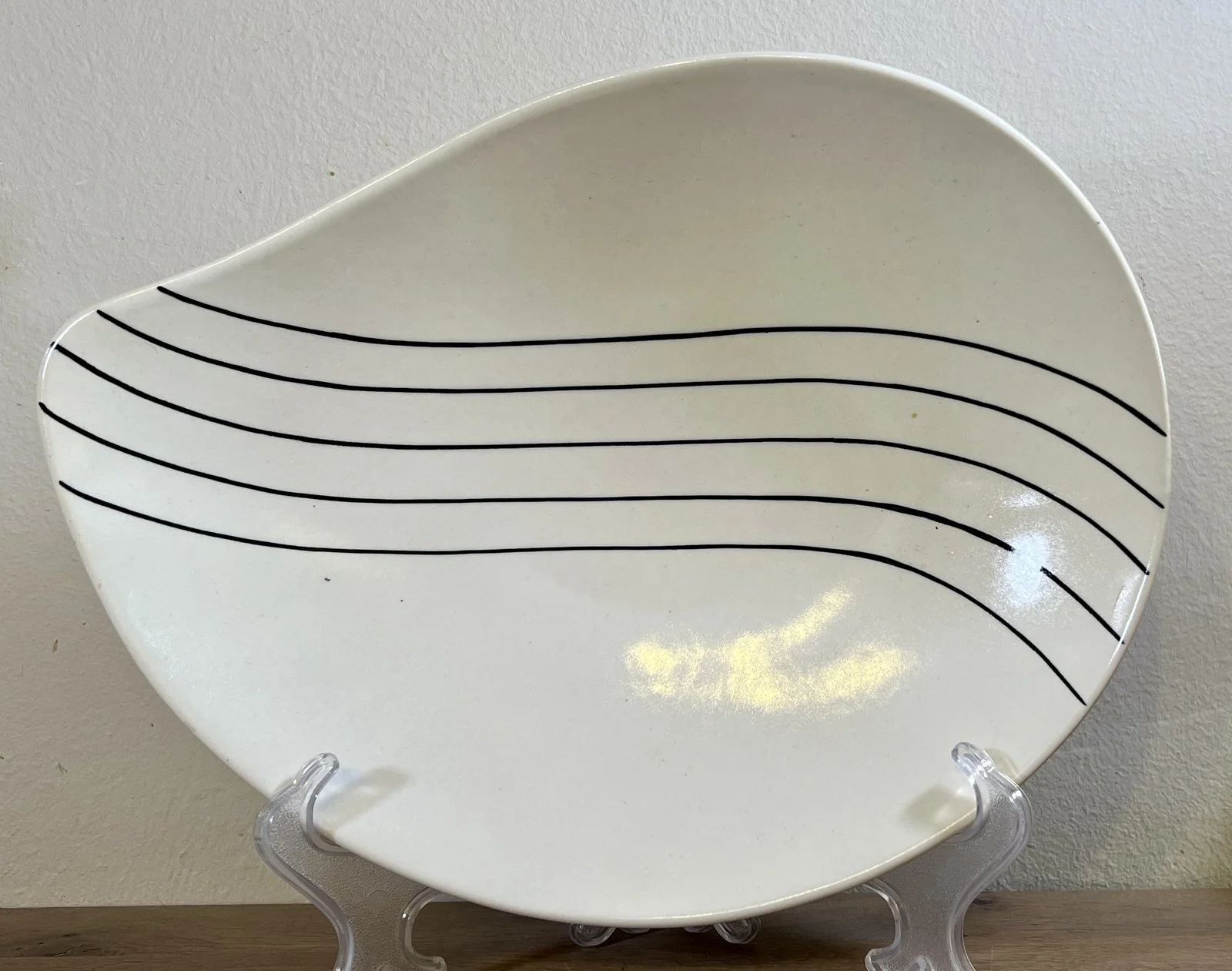 Fruitschaal / Traanschotel – ongemerkt maar Petrus Regout – naar ontwerp Wim Visser – handpainted, genummerd 125.ZA