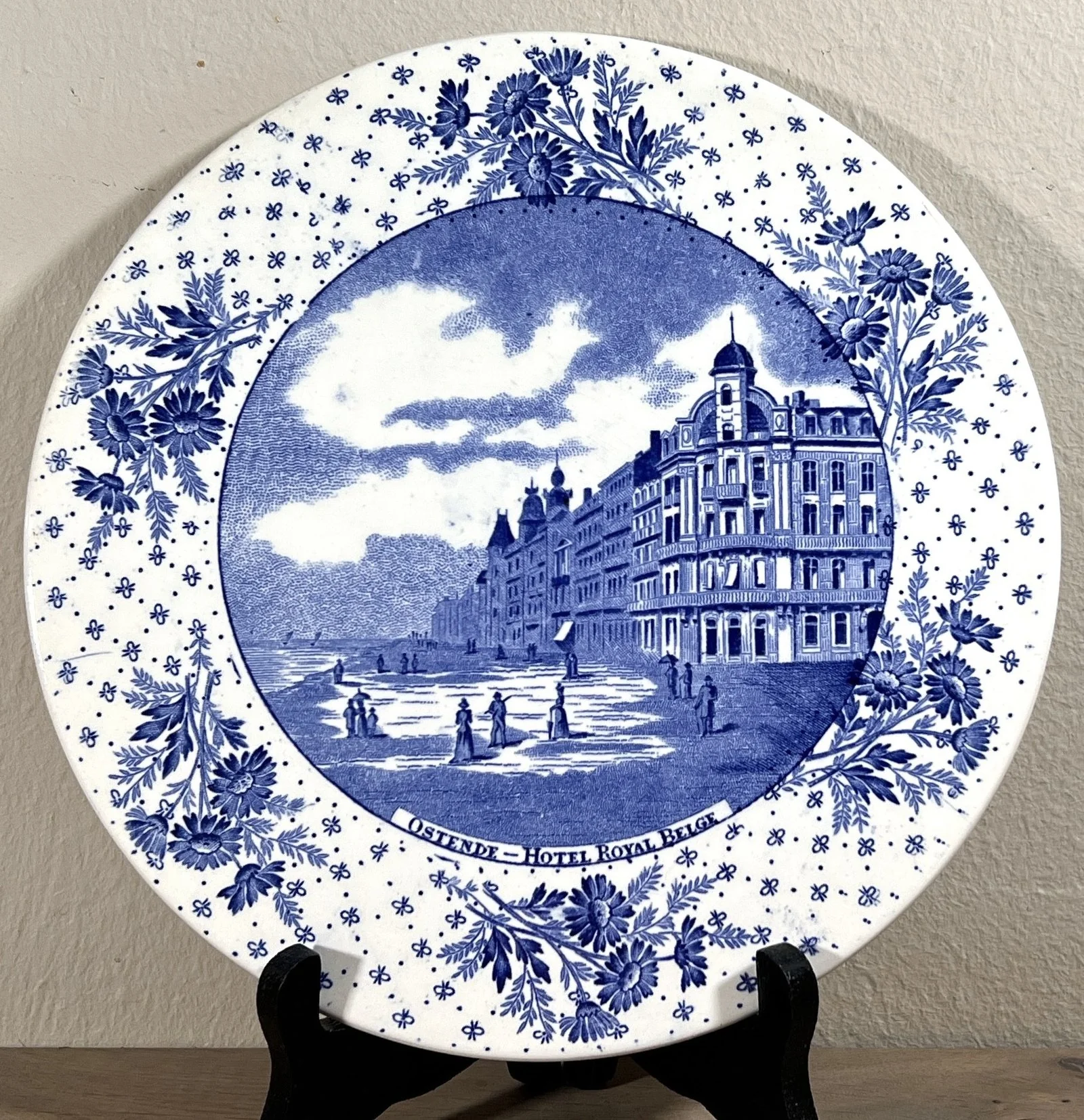 Bord / Sierbord – Boch (1860-?) – rand: PAQUERETTE et paysages touristiques in blauw Bord / Sierbord – Boch (1860-?) – rand: PAQUERETTE et paysages touristiques in blauw