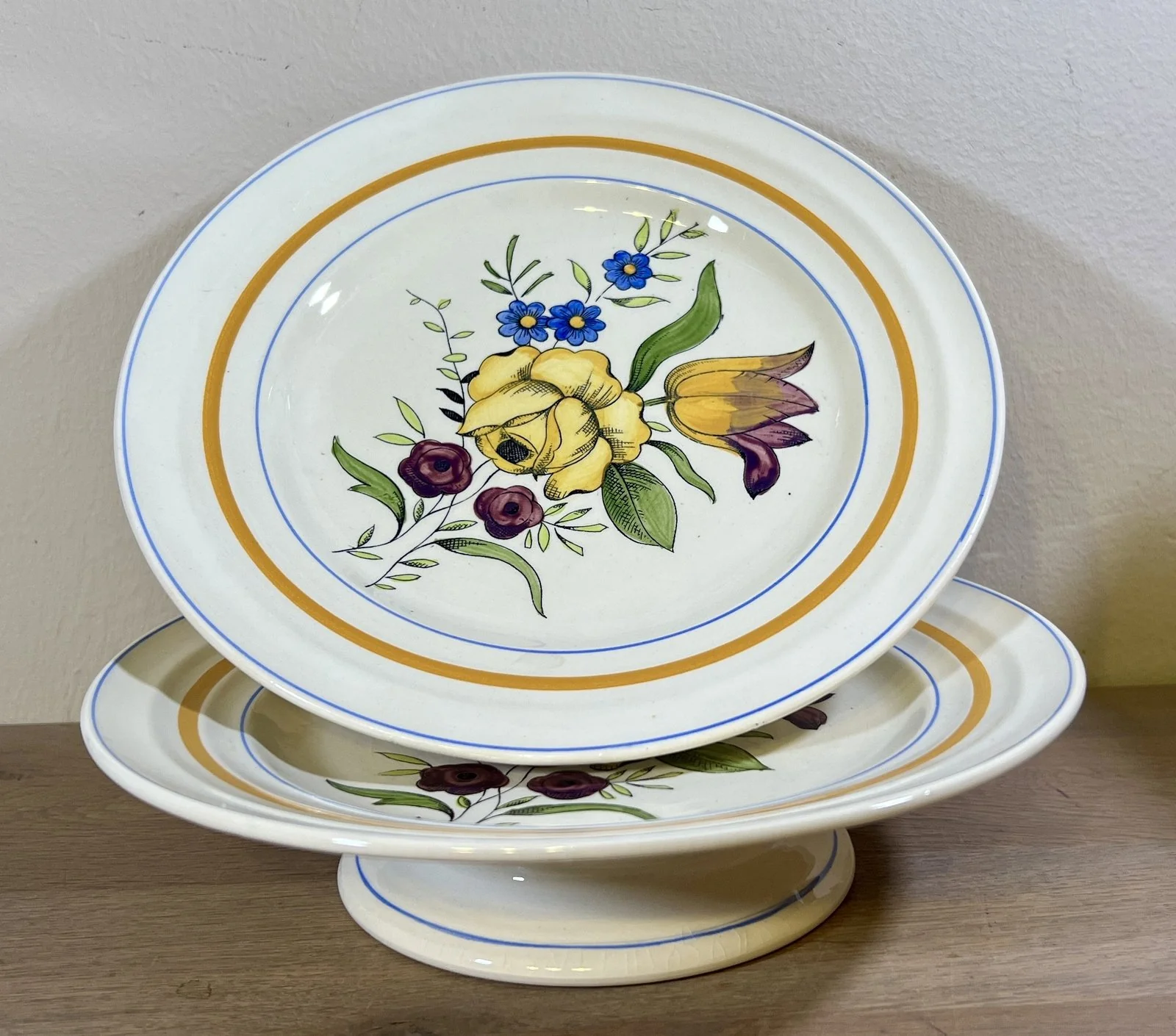 Tazza / Presenteerschaal – op lage voet – Boch – décor D.1687 / D1687 – vorm GAND – ontwerp van Charles Catteau Tazza / Presenteerschaal – op lage voet – Boch – décor D.1687 / D1687 – vorm GAND – ontwerp van Charles Catteau
