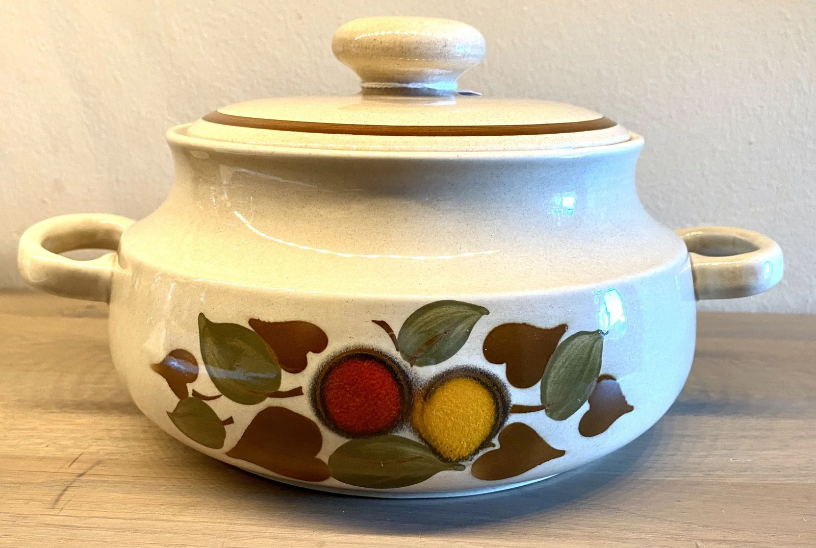 Terrine – Boch – décor van oranje en rood fruit met groene en bruine blaadjes op een lichtbruine ondergrond – 70er jaren Terrine – Boch – décor van oranje en rood fruit met groene en bruine blaadjes op een lichtbruine ondergrond – 70er jaren