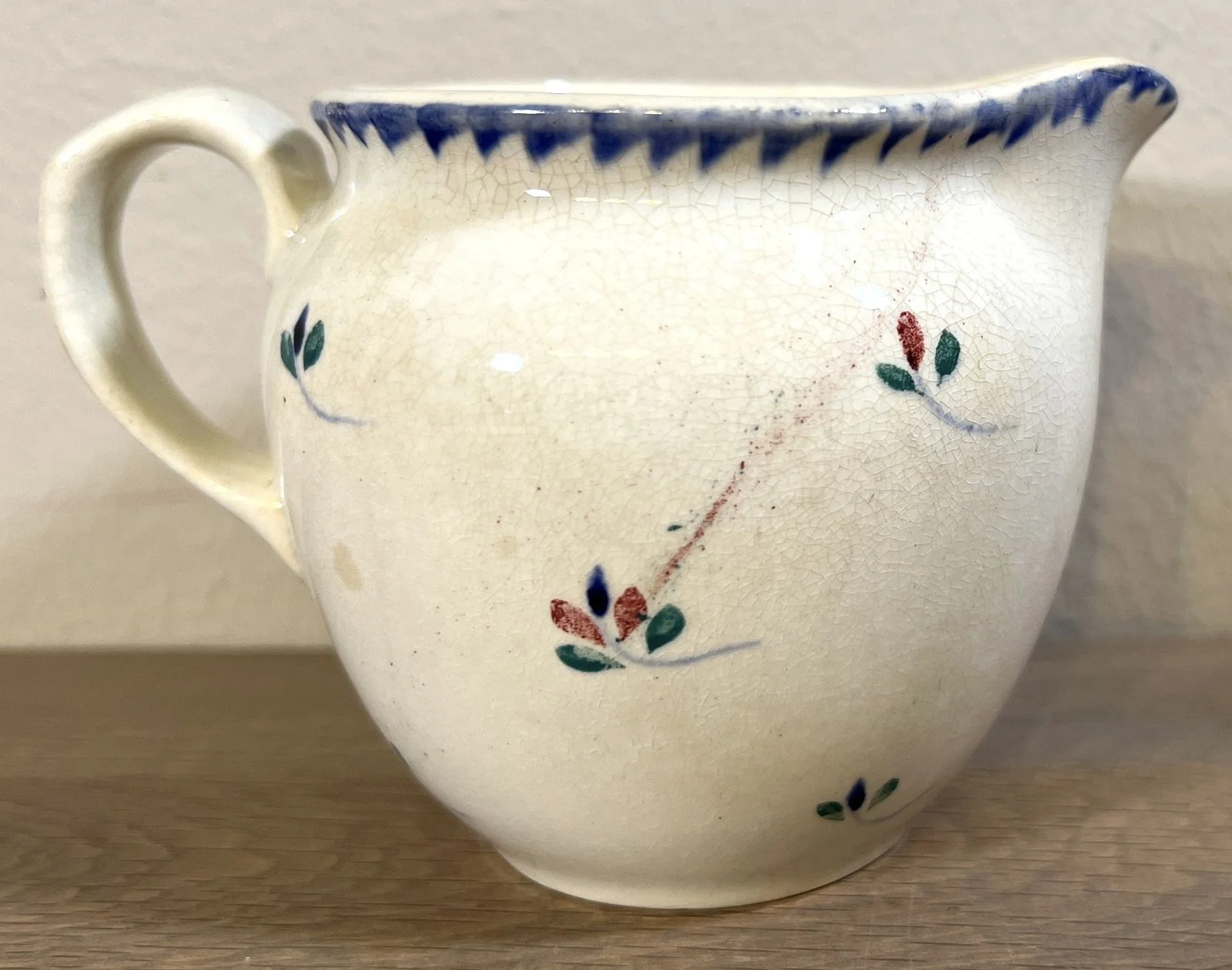 Melkkan – Nimy – décor met klein uitgevoerde bloemetjes