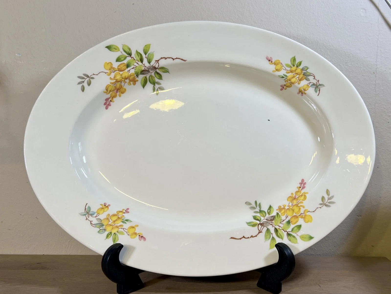 Bord / Schaal – groter, ovaal, plat model – Petrus Regout – décor GOUDEN REGEN met gele (klokjes)bloemen