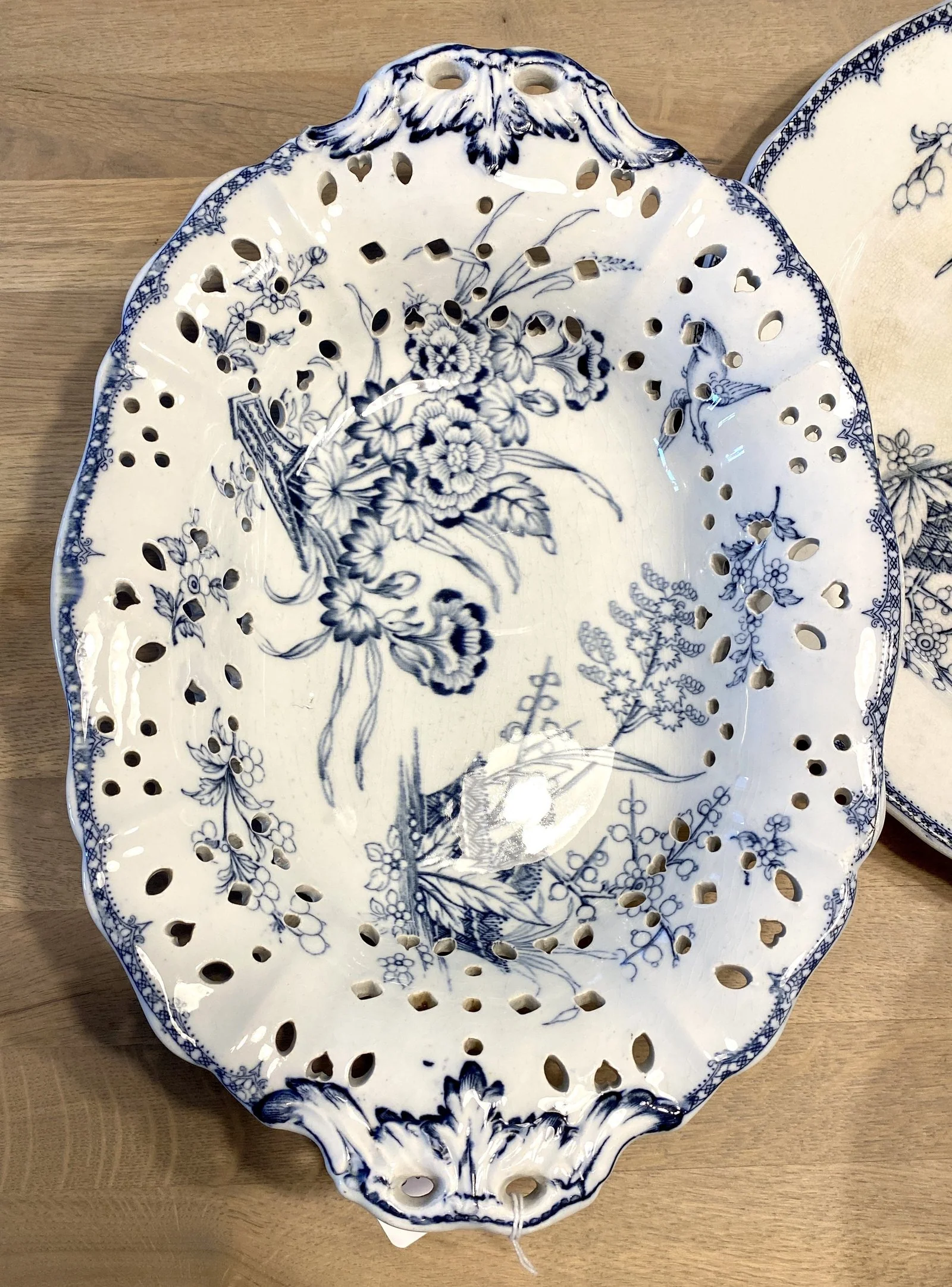 Fruittest / fruitschaal / colander / fruit strainer – op voet – met uitgestoken gaatjes/hartjes in de bovenrand – Minton & Co – Fruittest / fruitschaal / colander / fruit strainer – op voet – met uitgestoken gaatjes/hartjes in de bovenrand – Minton & Co –