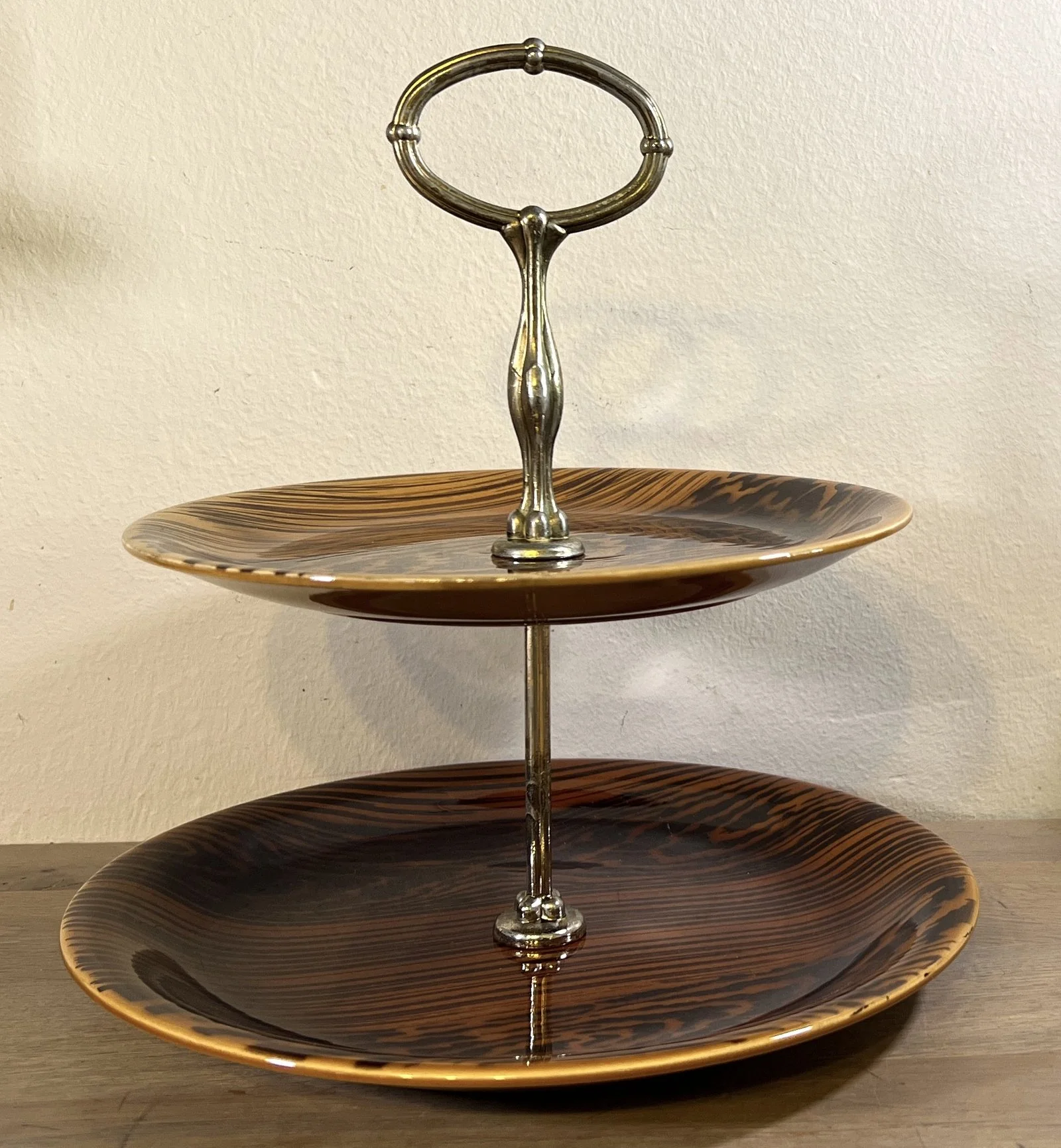 Etagère / Cakestand – 2-laags – Sarreguemines – décor DOMINO in bruine tijgerstrepen