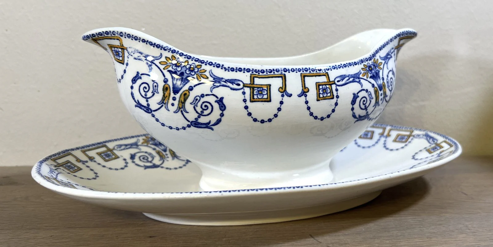 Juskom / Sauskom – Sarreguémines – décor NAVARRE uitgevoerd in geel/goud en blauw
