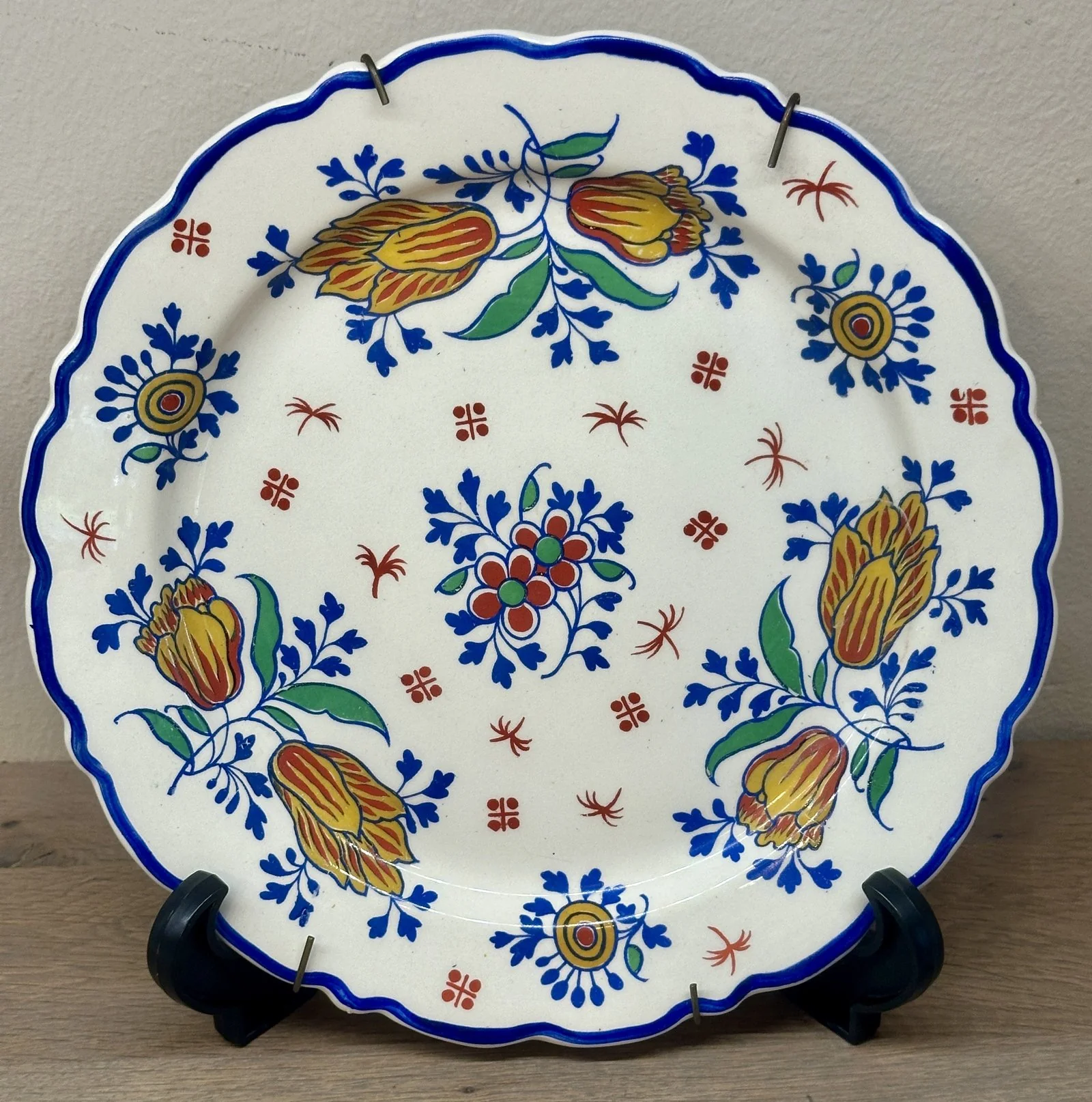 Bord / Sierbord – Boch – décor van oranje/rode tulpen met blauw/groen en rood-blauwe gegolfde filetrand Bord / Sierbord – Boch – décor van oranje/rode tulpen met blauw/groen en rood-blauwe gegolfde filetrand