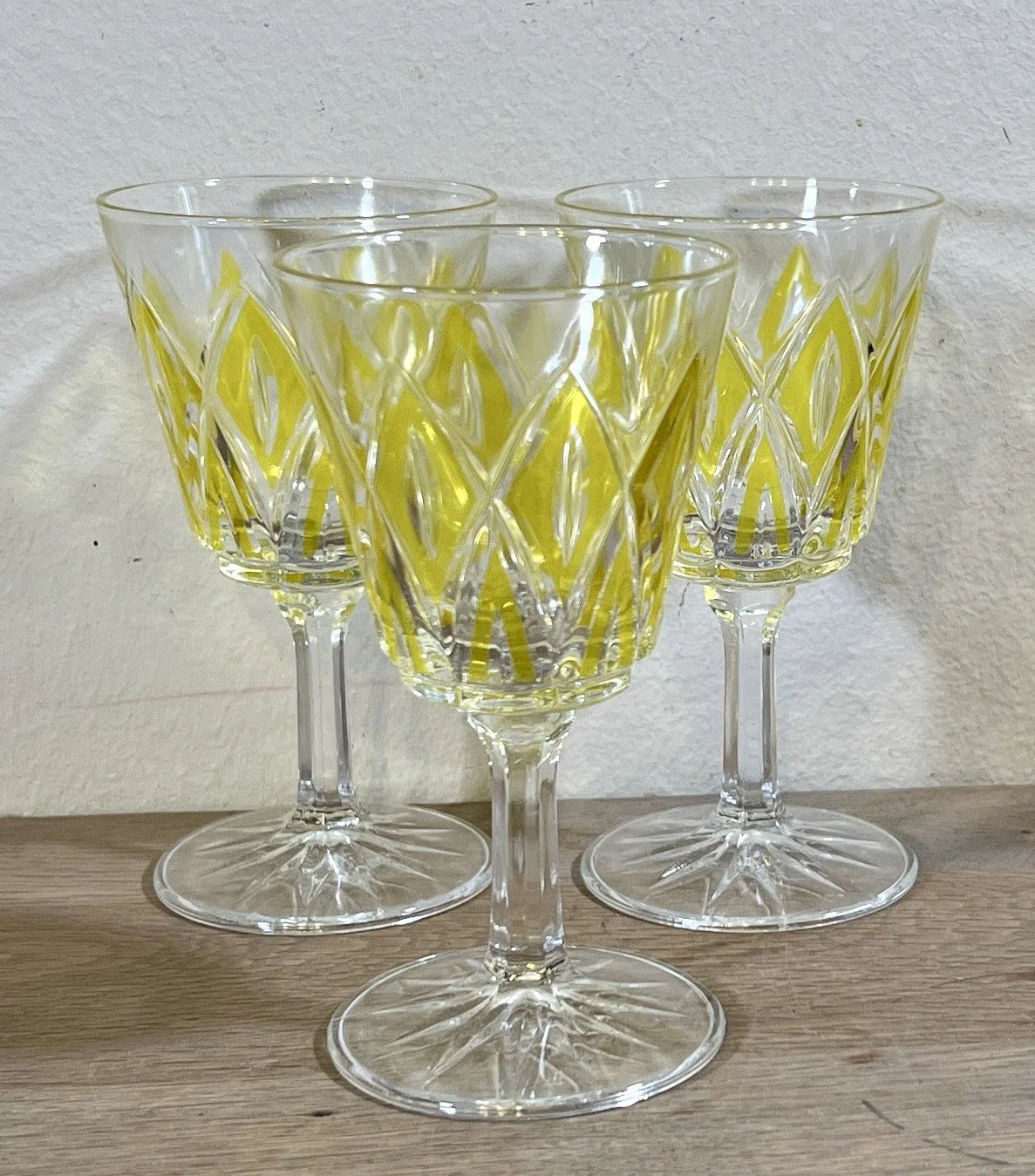 Glas / Likeurglas op voet – kleiner model – VMC Reims (Verreries Mècaniques Champenoises) – Harlequin in geel
