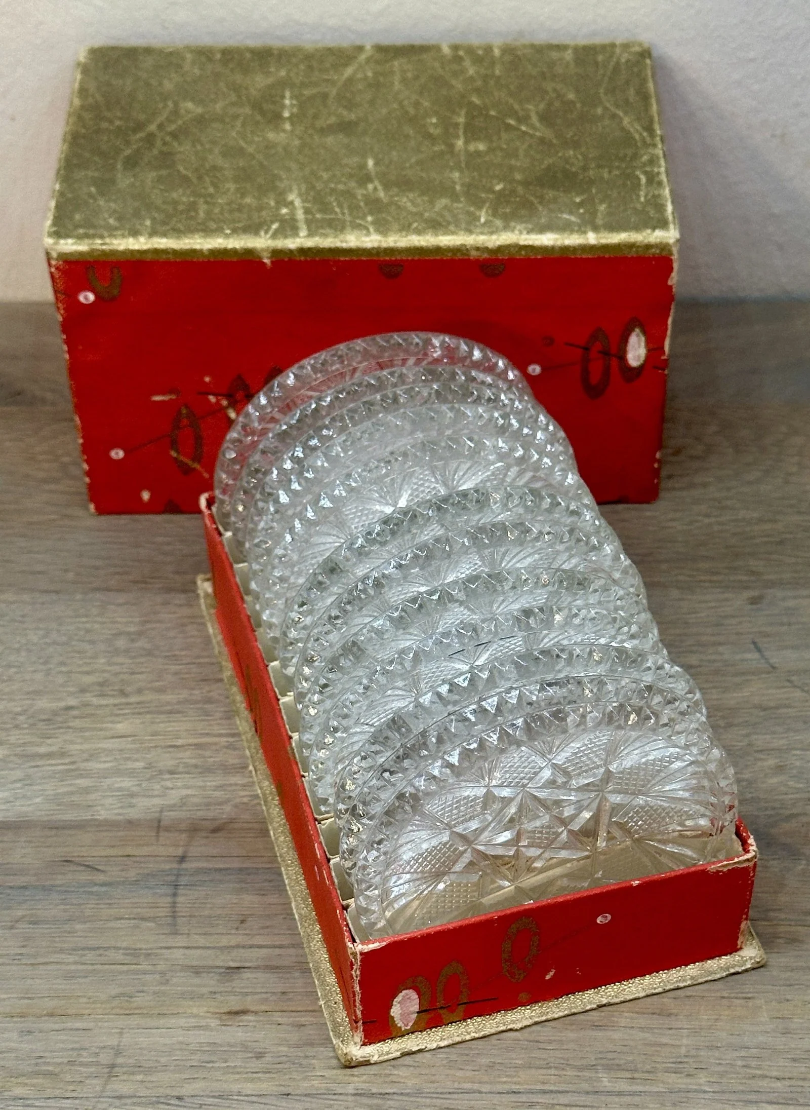 12x glazen onderzetter – in rood-goudkleur doos