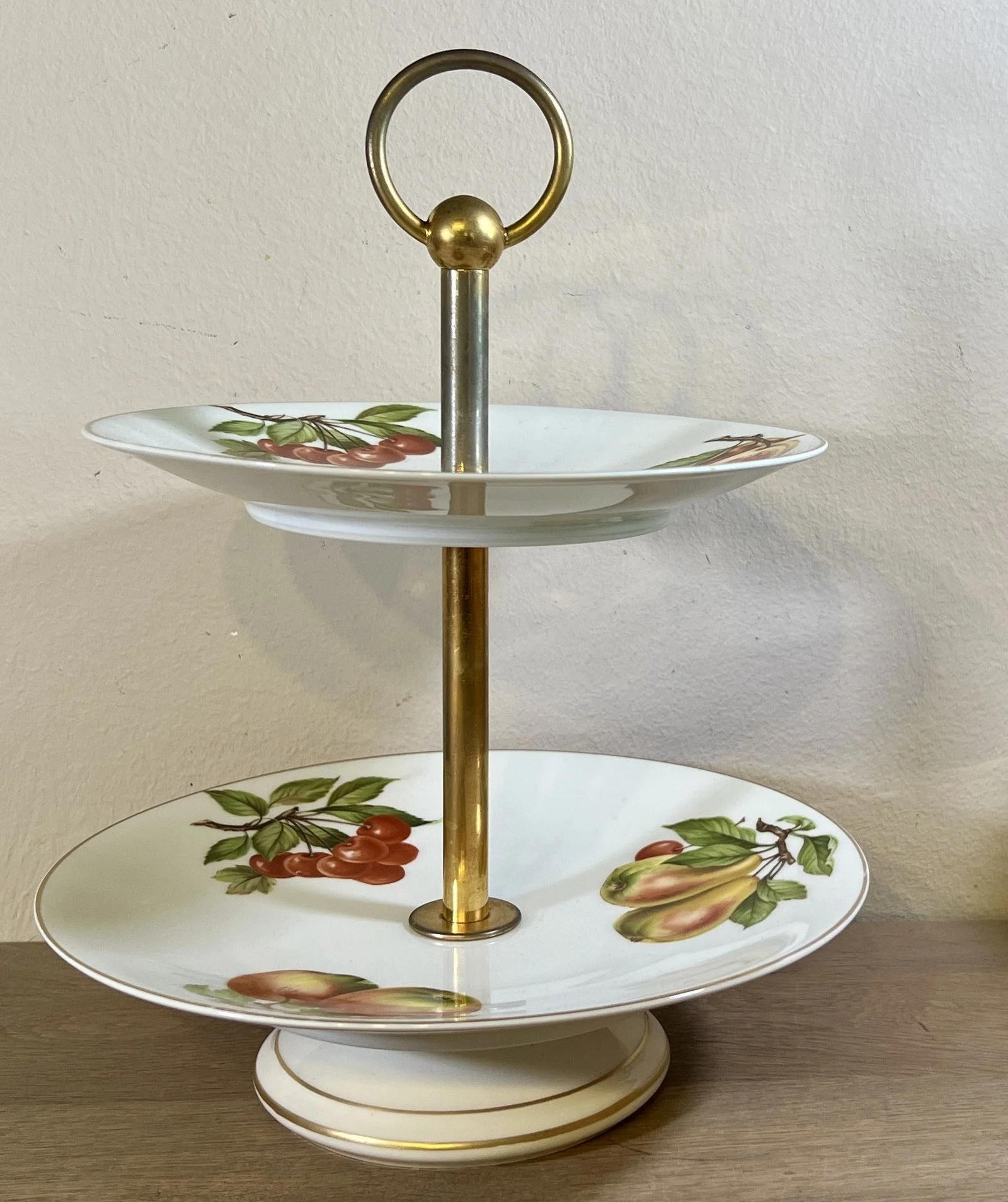 Etagère / Cakestand – 2-laags – Porcelain de Paris – décor van peren, appelen en kersen