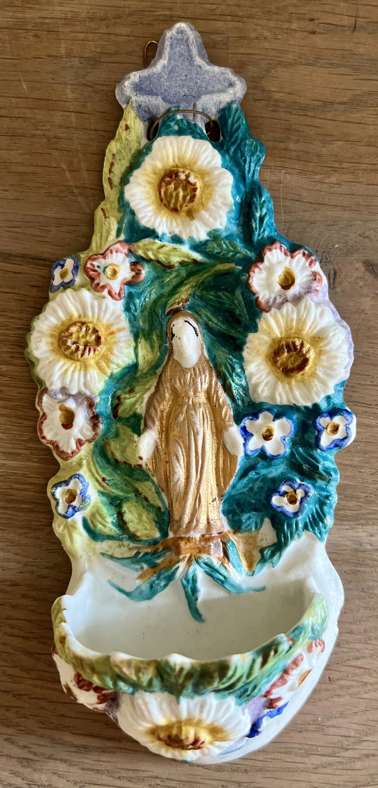 Wijwaterbakje / Wijwatervaatje – biscuit – meerkleurig met afbeelding Maria