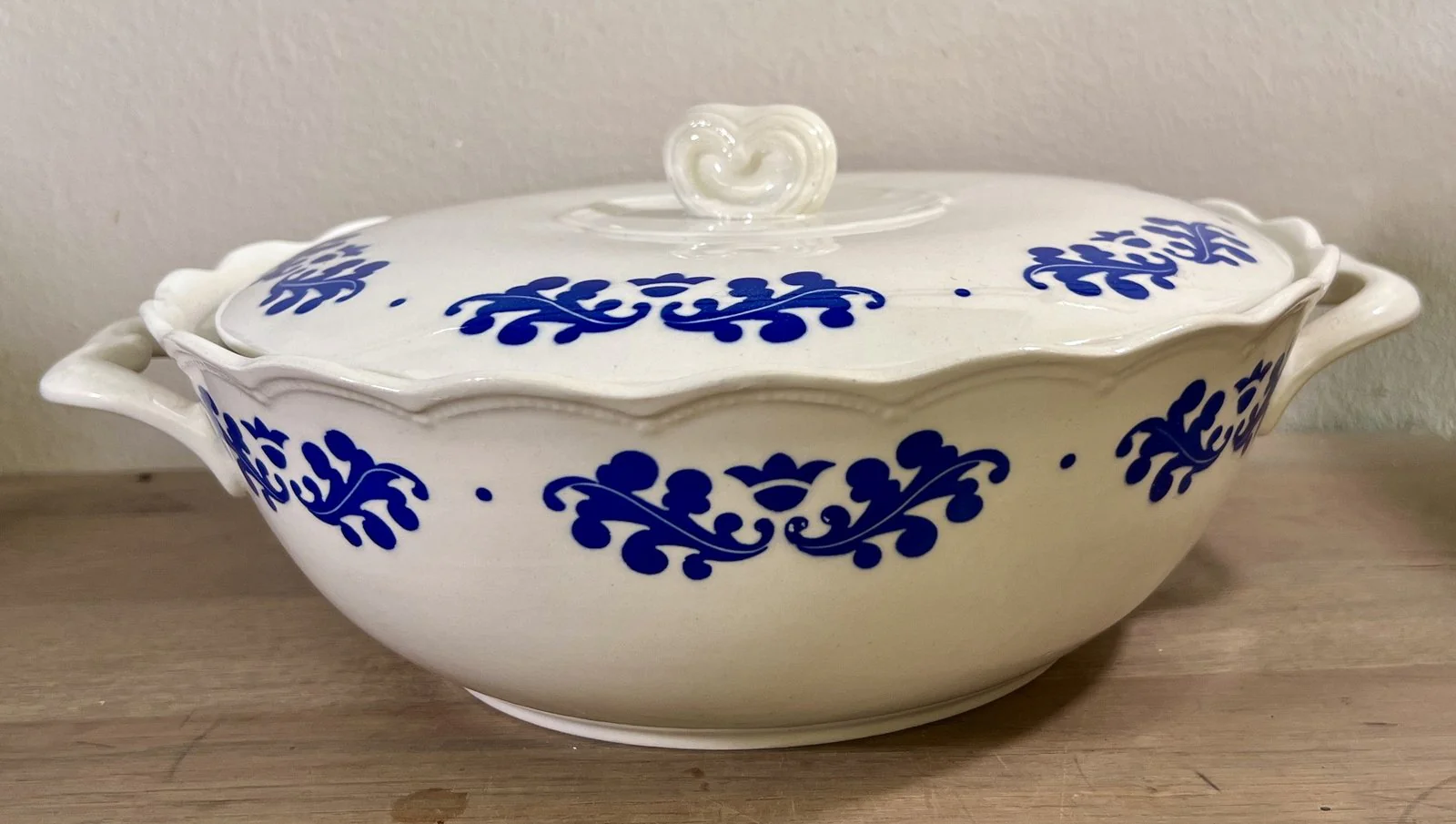 Dekschaal / Terrine – Boch – vorm FESTIVAL – décor CORONATION blauw (EIKENBLAD) Dekschaal / Terrine – Boch – vorm FESTIVAL – décor CORONATION blauw (EIKENBLAD)