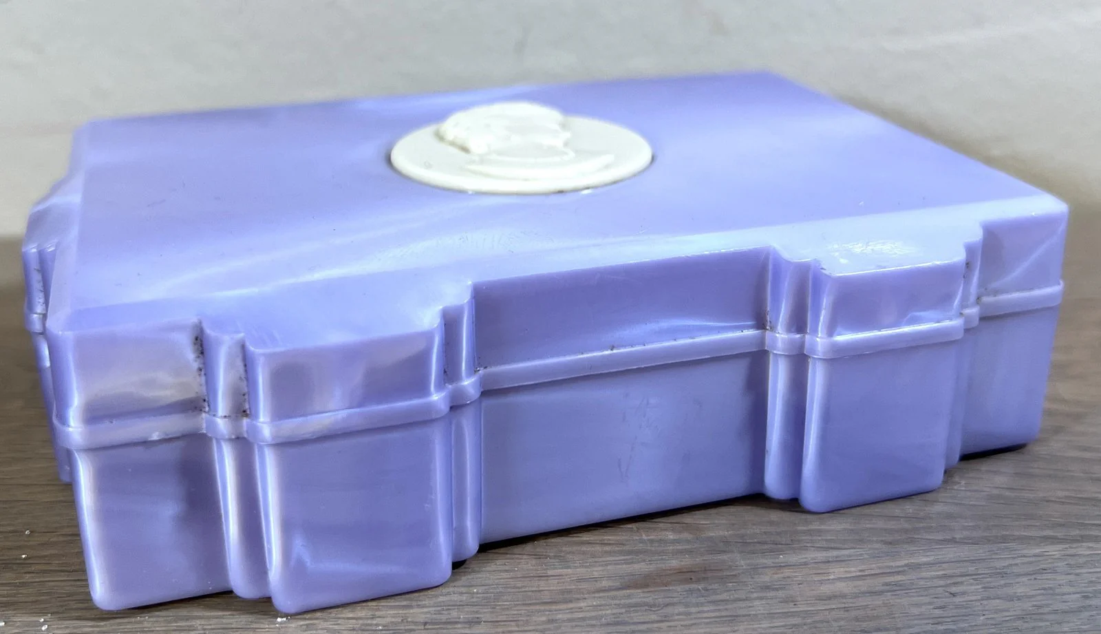 Doos met originele zeepjes – vintage early plastic – crème cameè met vrouwenhoofd in lila kleur