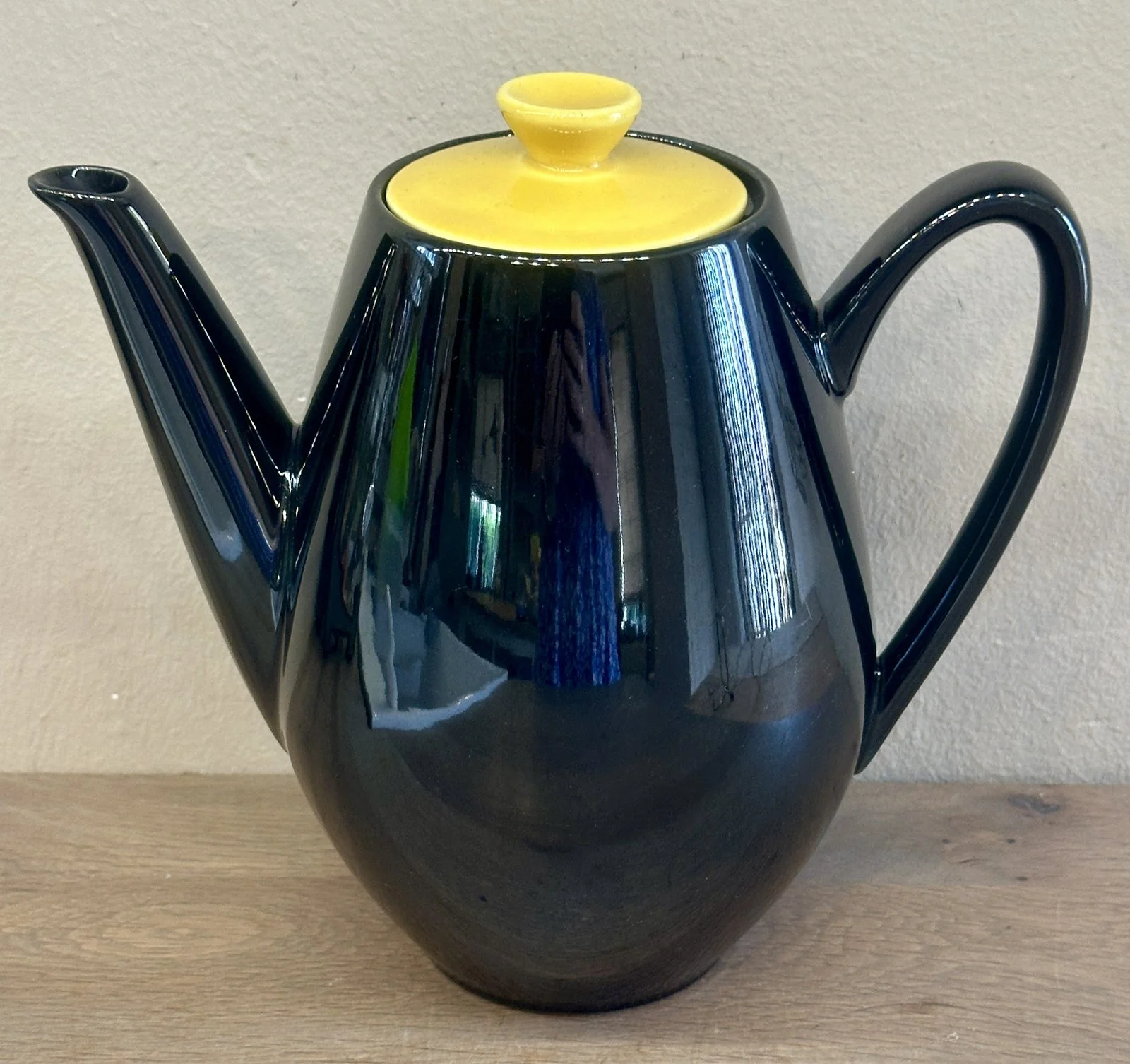 Koffiepot / Theepot – Villeroy & Boch – uitgevoerd in zwart met geel gekleurd deksel