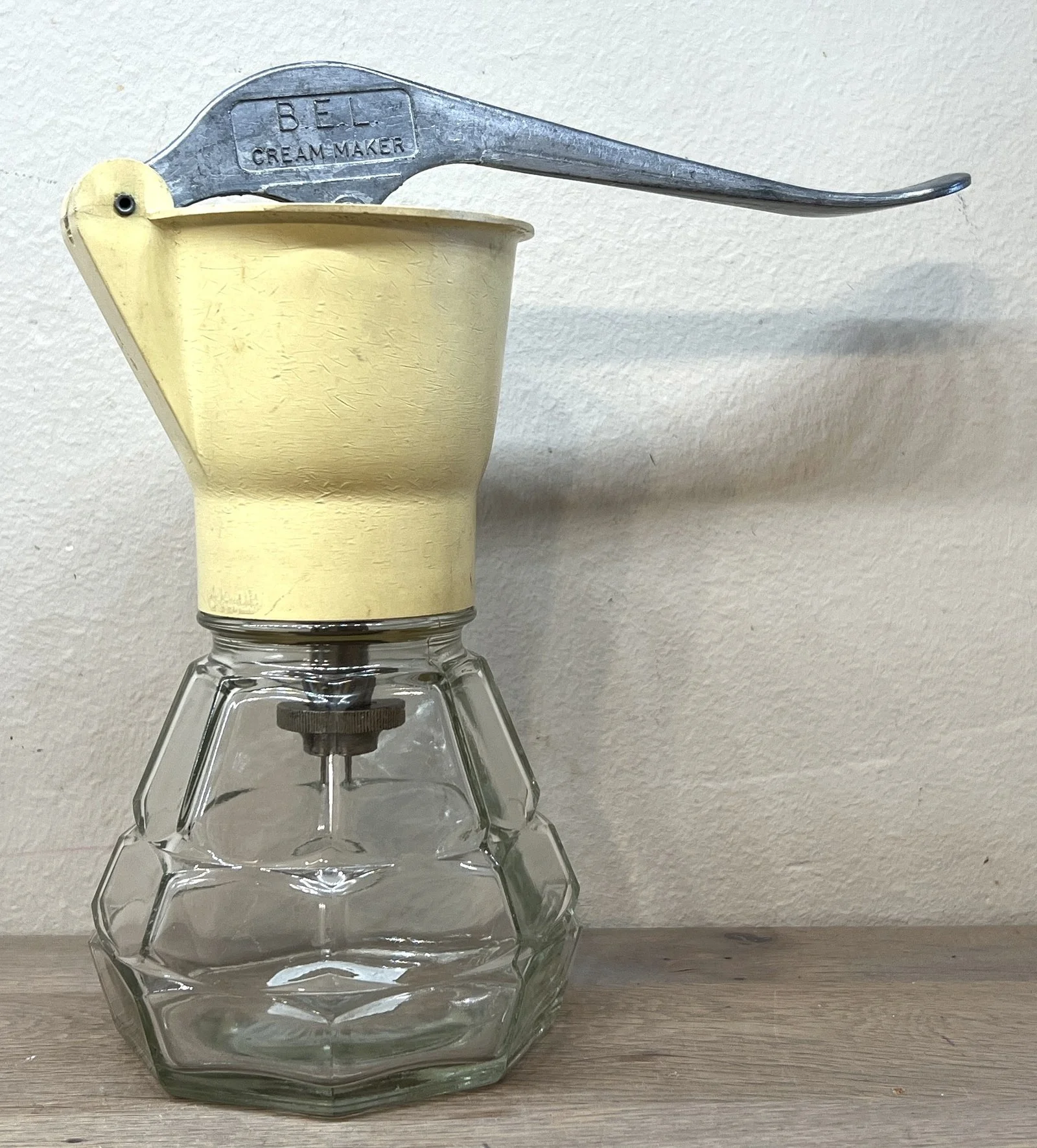 Cream Maker / Clotted Cream Maker – Bel Jubilee Series – geel bakelieten bovenstuk – glazen onderstuk met grotere vlakken
