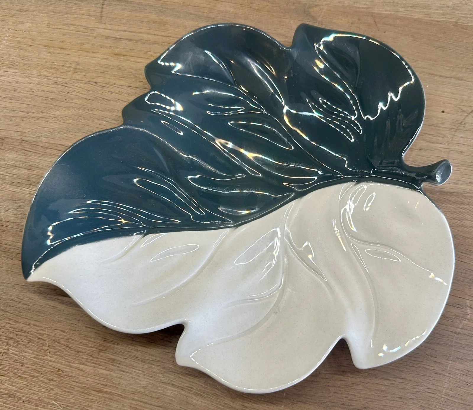 Bonbonschaal / Koekjesschaal – Carlton Ware Handpainted – uitgevoerd in twee kleuren, half grijs, half crème