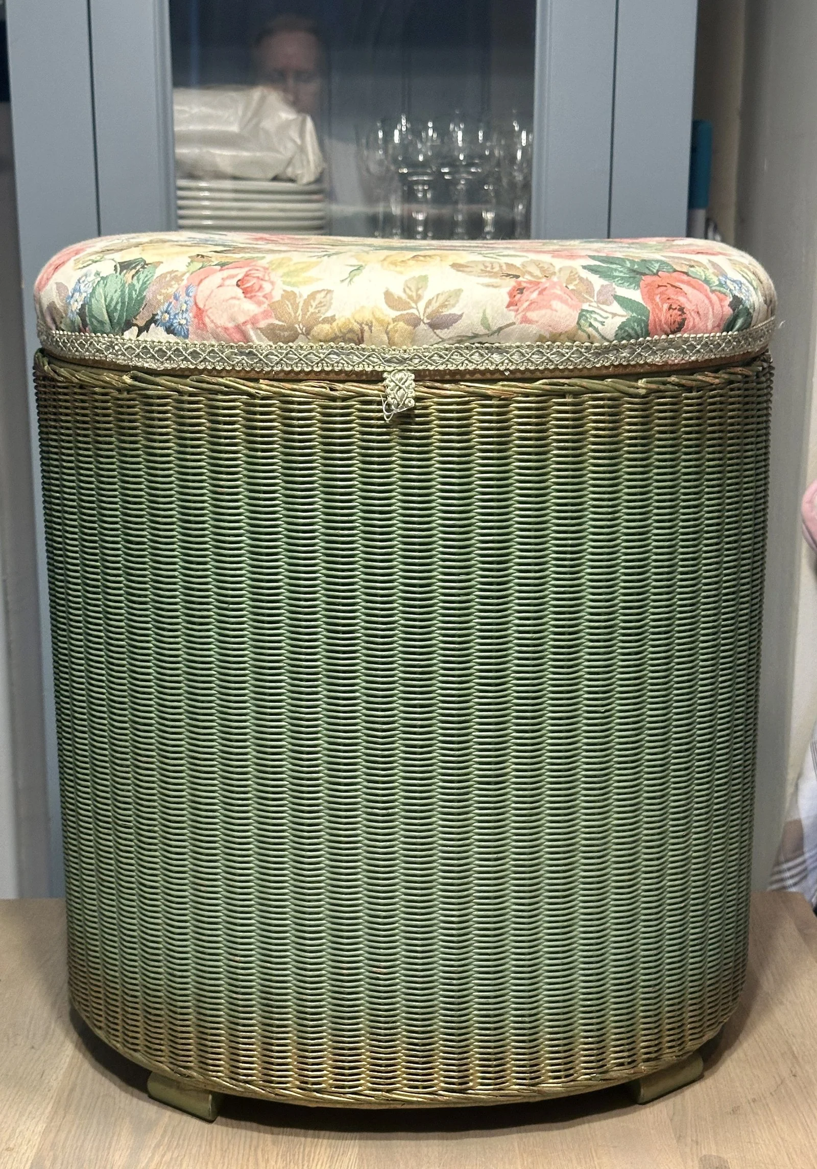 Wasmand / Laundry Basket – Lloyd Loom – uitgevoerd in groen – deksel met rozenstoffering Wasmand / Laundry Basket – Lloyd Loom – uitgevoerd in groen – deksel met rozenstoffering