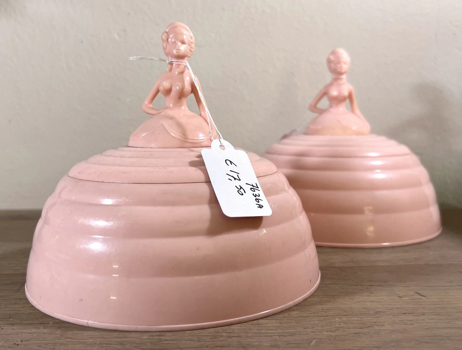 Early plastic poederdoos met afneembaar bovenstuk – Betterware Regd. Design – handgreep gevormd naar ballerina