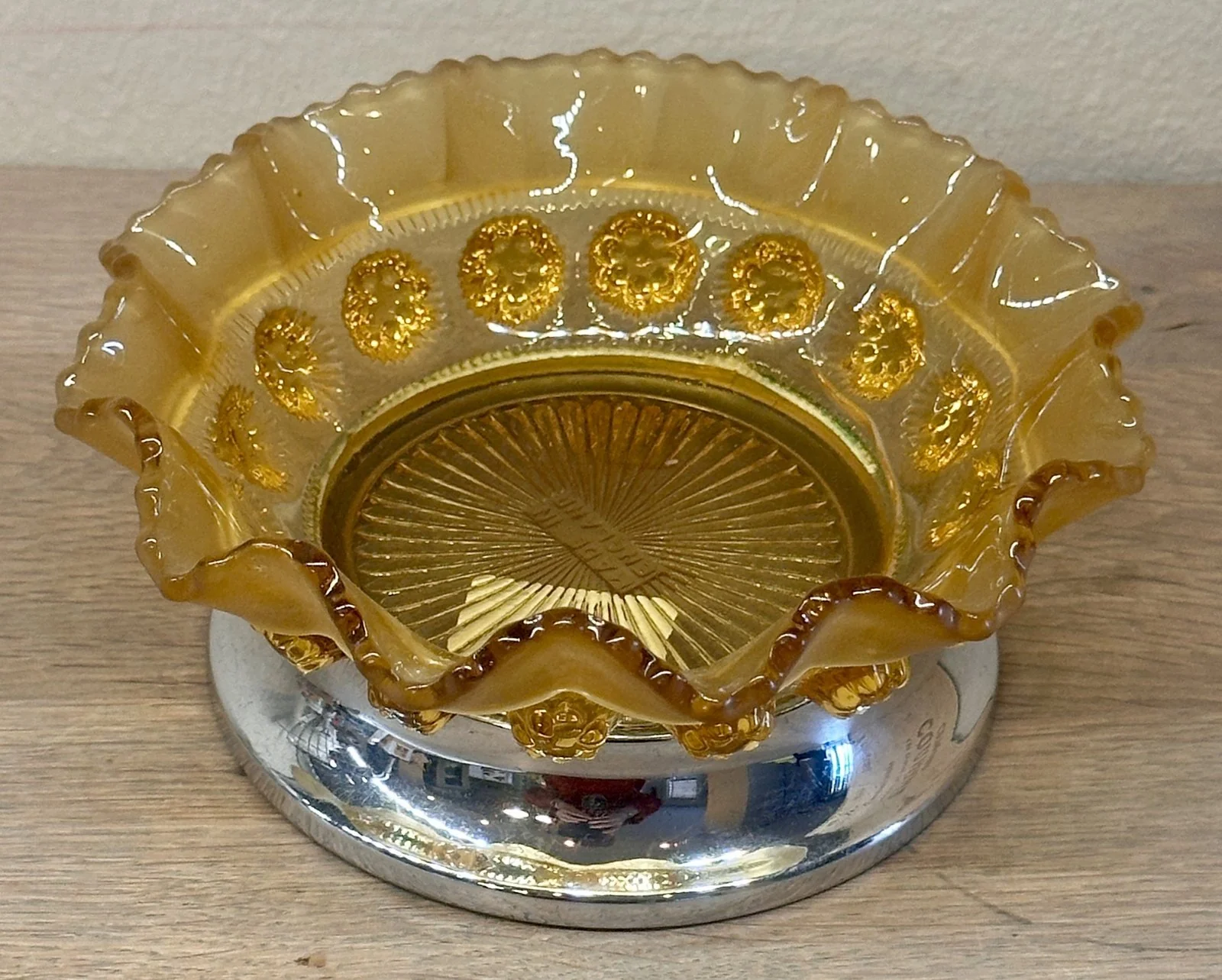 Bonbonschaaltje – klein model van bruin glas met chrome voet