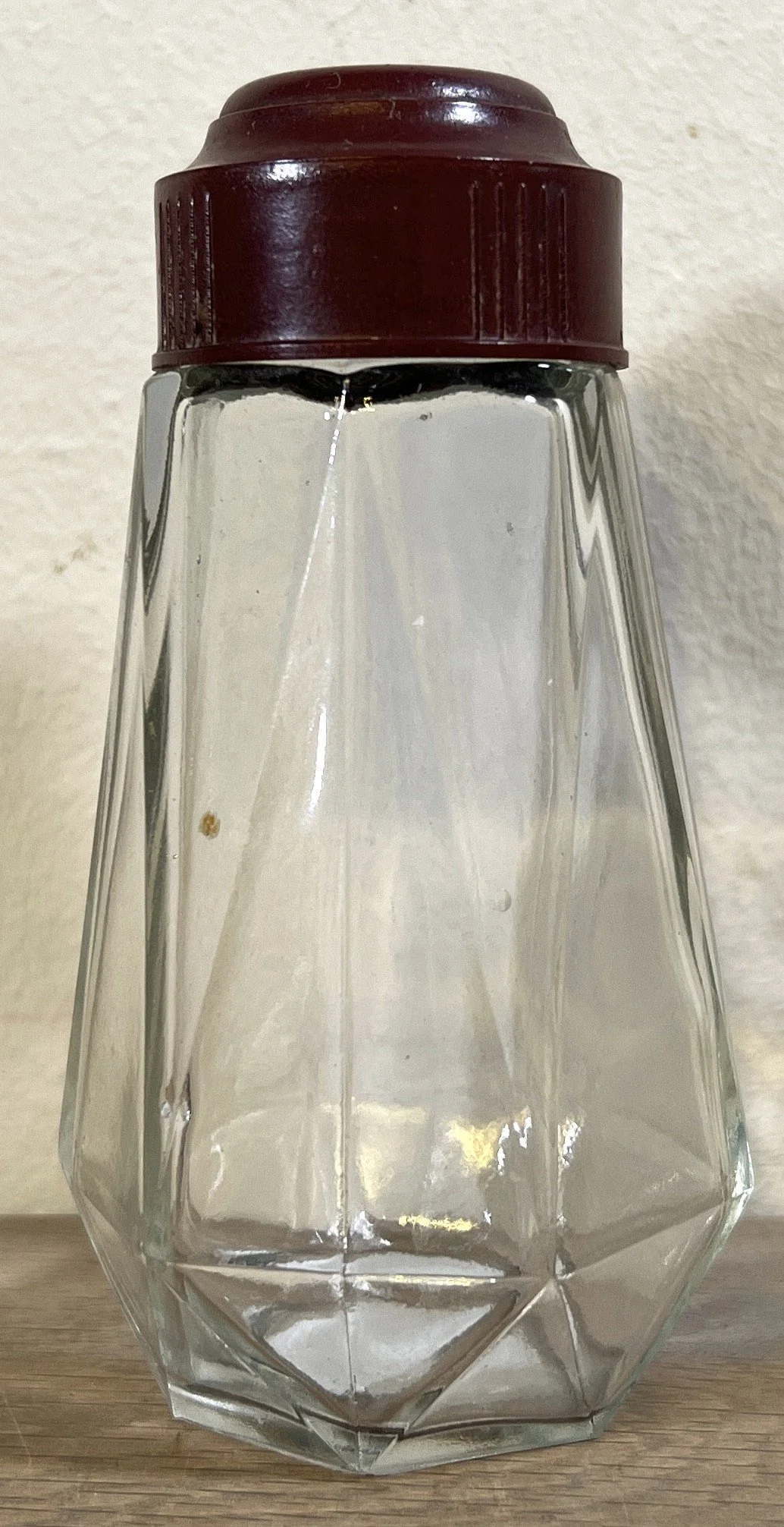 Peperstrooier / Zoutstrooier – uitgevoerd in glas met bruin bakelieten schroefdeksel