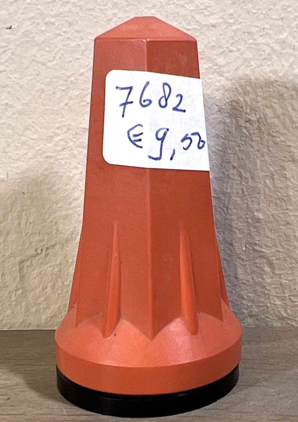 Peper- of Zoutstrooier – ongemerkt – Art Deco model uitgevoerd in oranje bakeliet