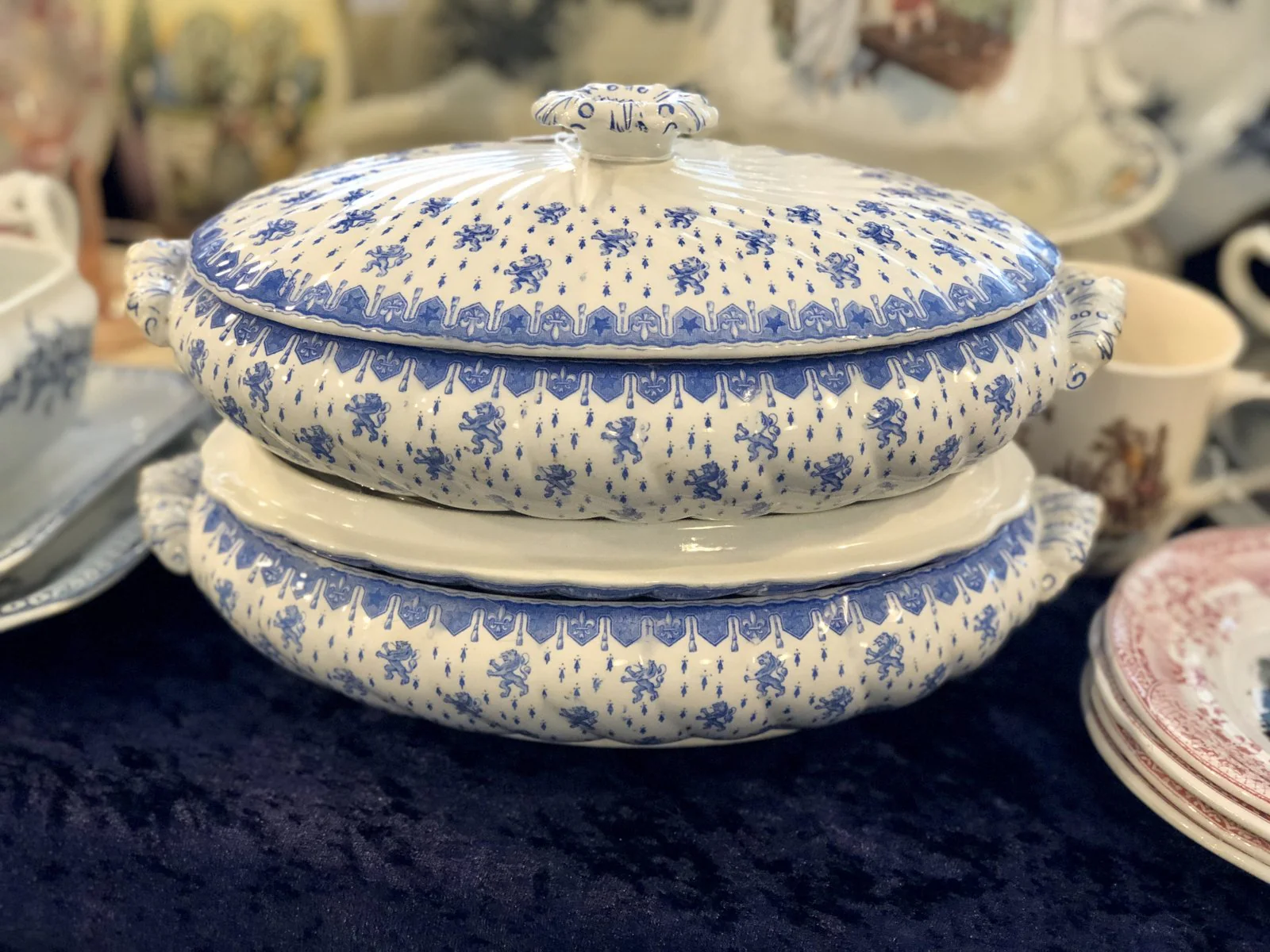Terrine – ovaal en laag – P.B. & S. (Powell Bishop & Stonier) – décor ROYAL helderblauw met leeuwtjes Terrine – ovaal en laag – P.B. & S. (Powell Bishop & Stonier) – décor ROYAL helderblauw met leeuwtjes