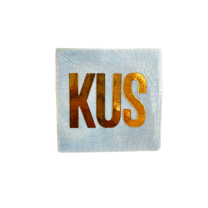 Tegeltje “KUS”