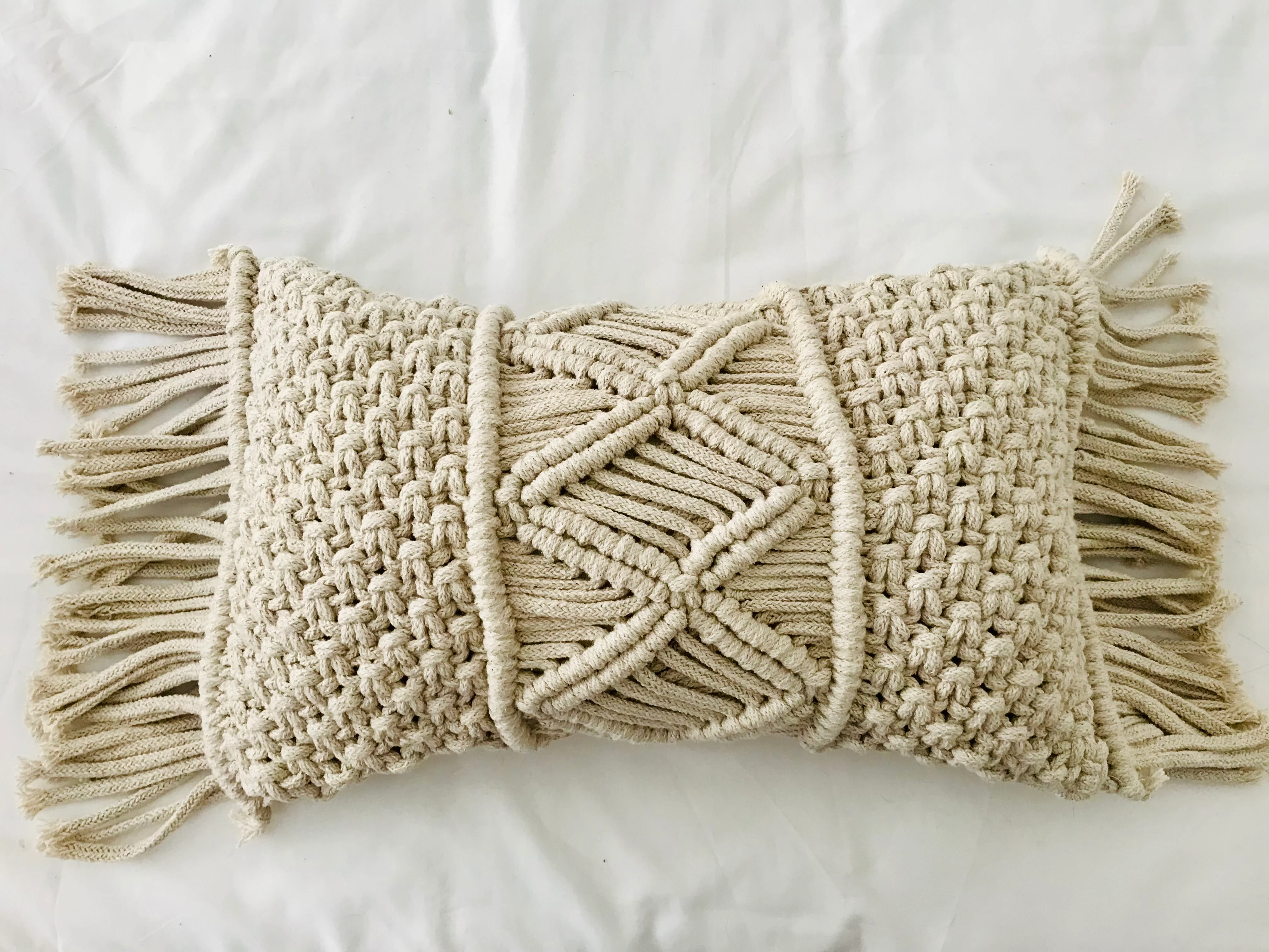 Macramé kussen  met franjes 50 x 30 cm