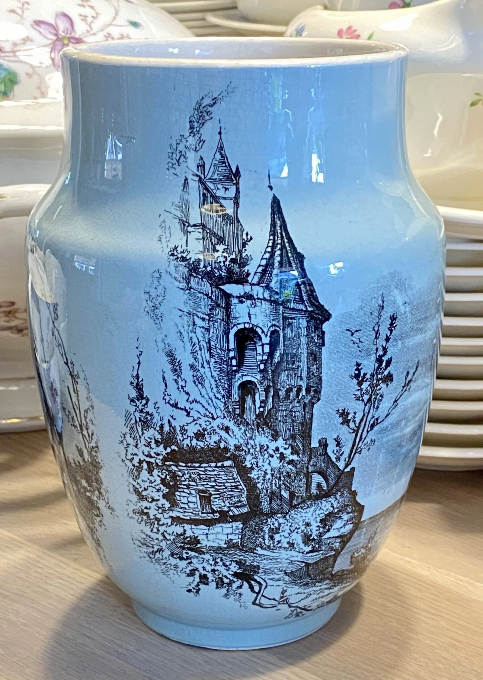 Cachepot / Vaas / Ompot – hoger model groen-blauw/groen geglazuurd met décor in zwart van een kustplaats – Sarreguemines