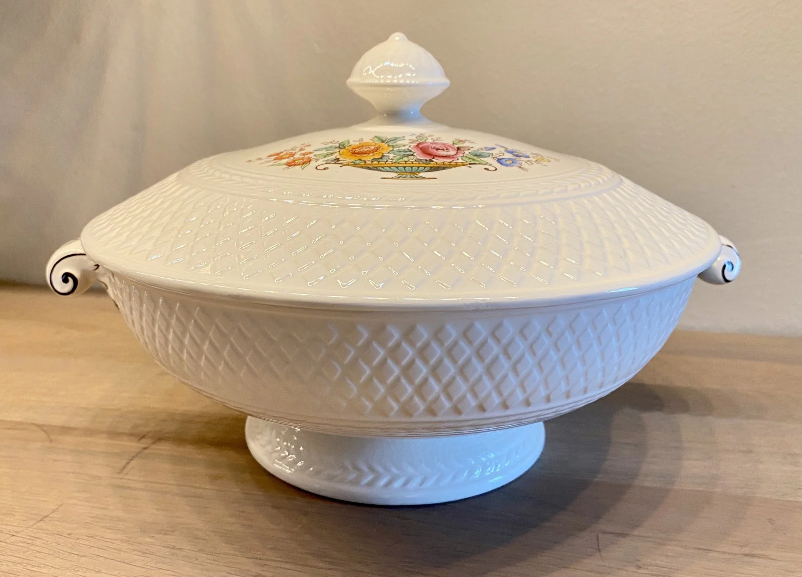 Terrine / tureen – Spode – model: Spode’s Mansard Copeland – décor van een vaas met bloemen in roze, oranje, blauw en geel Terrine / tureen – Spode – model: Spode’s Mansard Copeland – décor van een vaas met bloemen in roze, oranje, blauw en geel