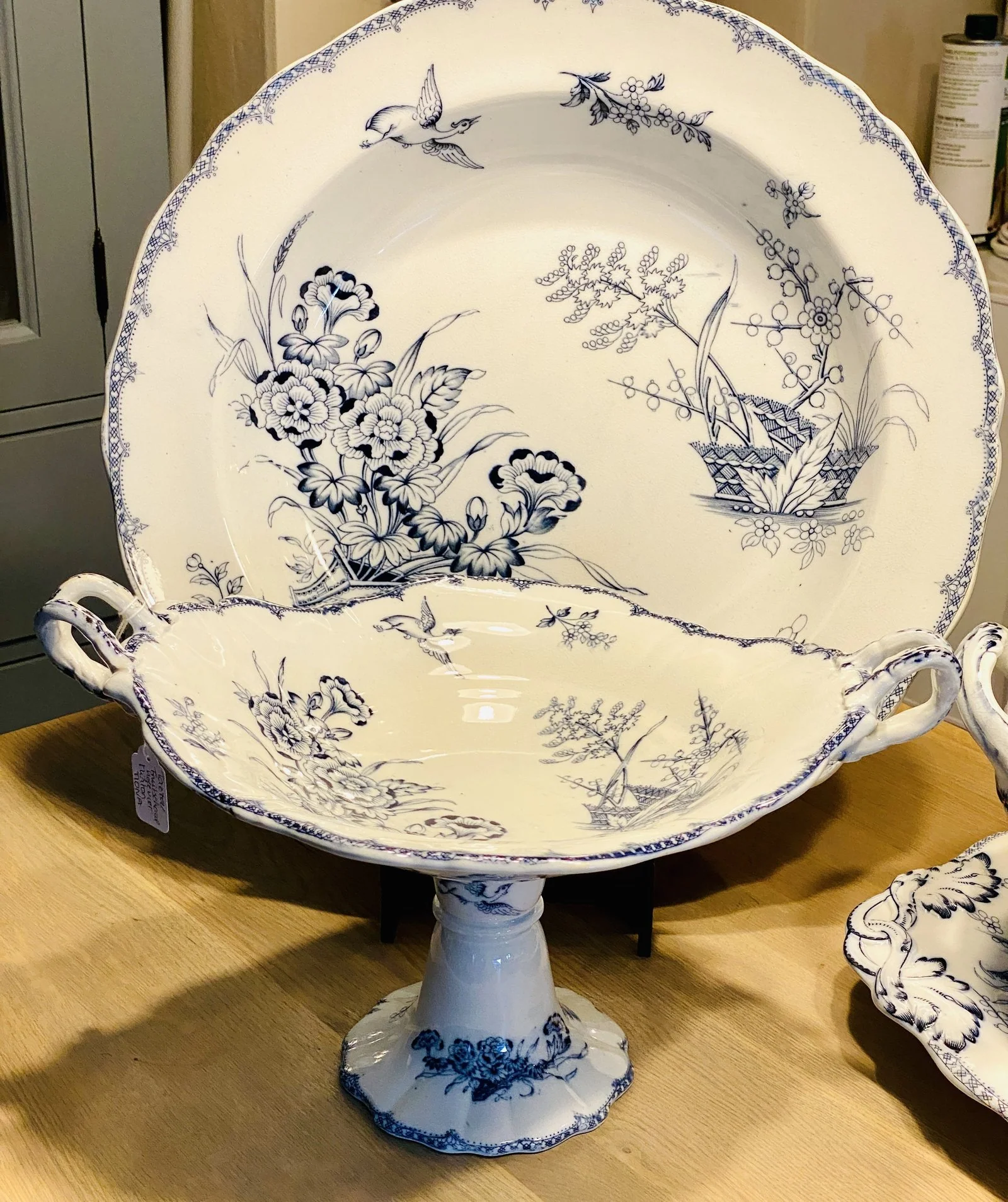 Tazza / fruitschaal – op hoge voet – met open oren – Minton & Co – décor MONA blauw Tazza / fruitschaal – op hoge voet – met open oren – Minton & Co – décor MONA blauw