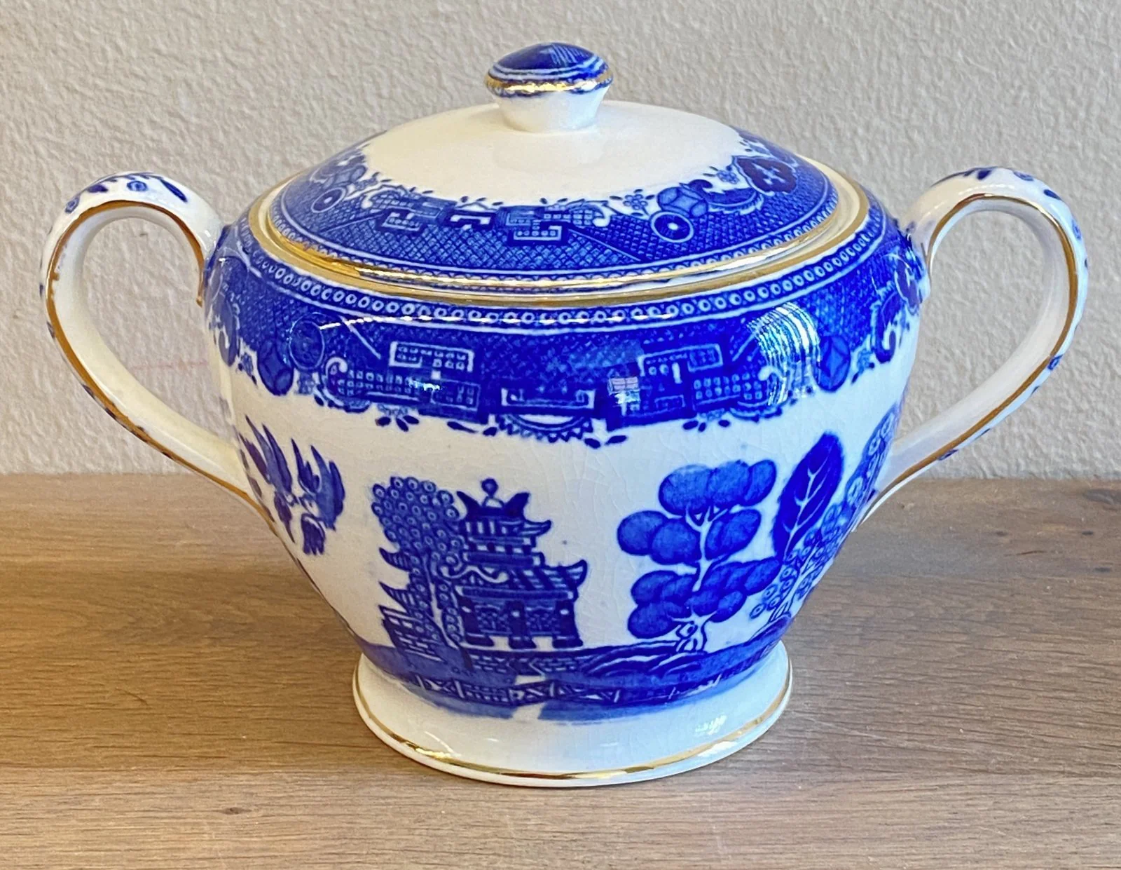 Suikerpot – Victoria porcelain – décor WILLOW blauw met goudgekleurde lijntjes Suikerpot – Victoria porcelain – décor WILLOW blauw met goudgekleurde lijntjes